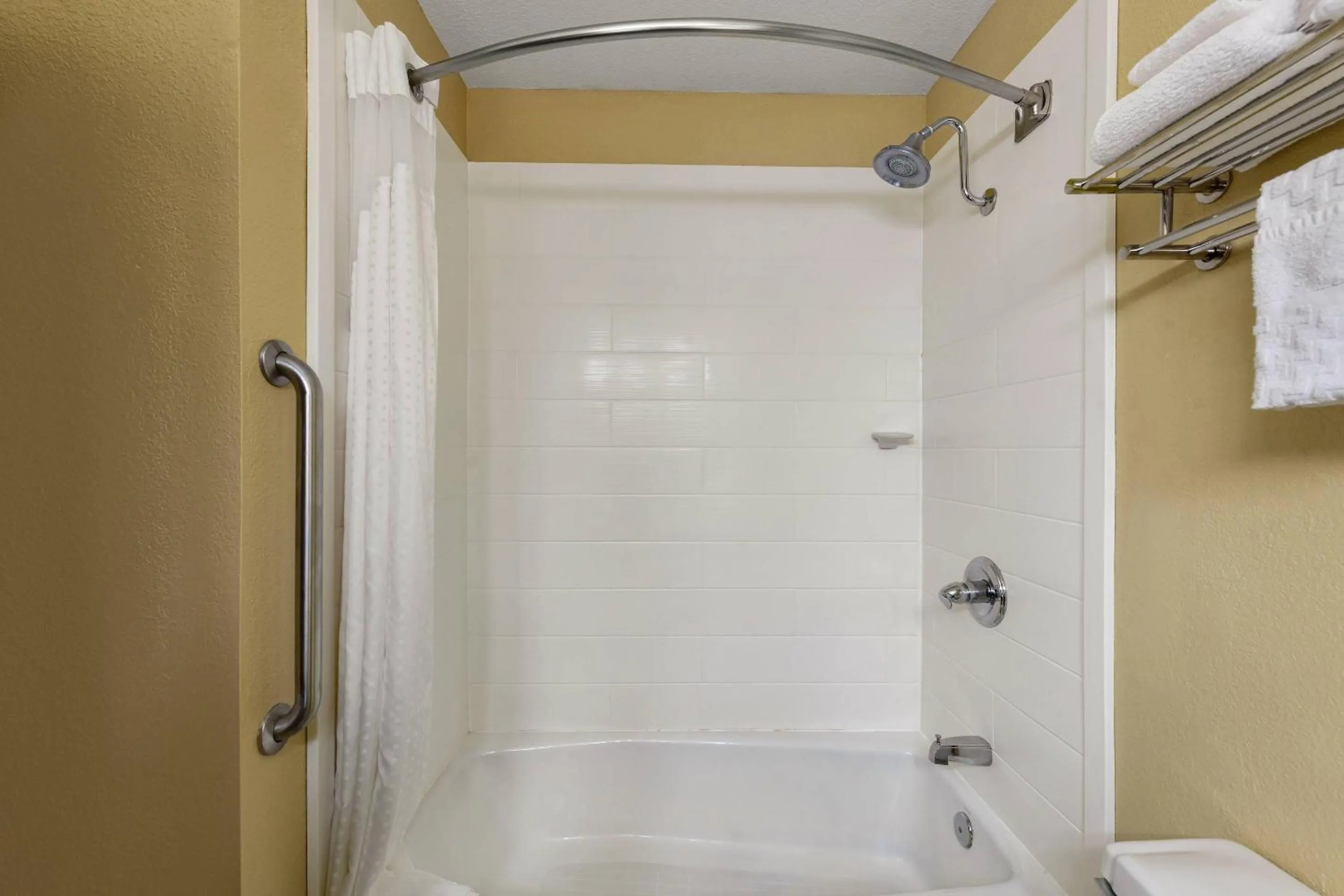 Bedroom in Quality Inn Warrensburg