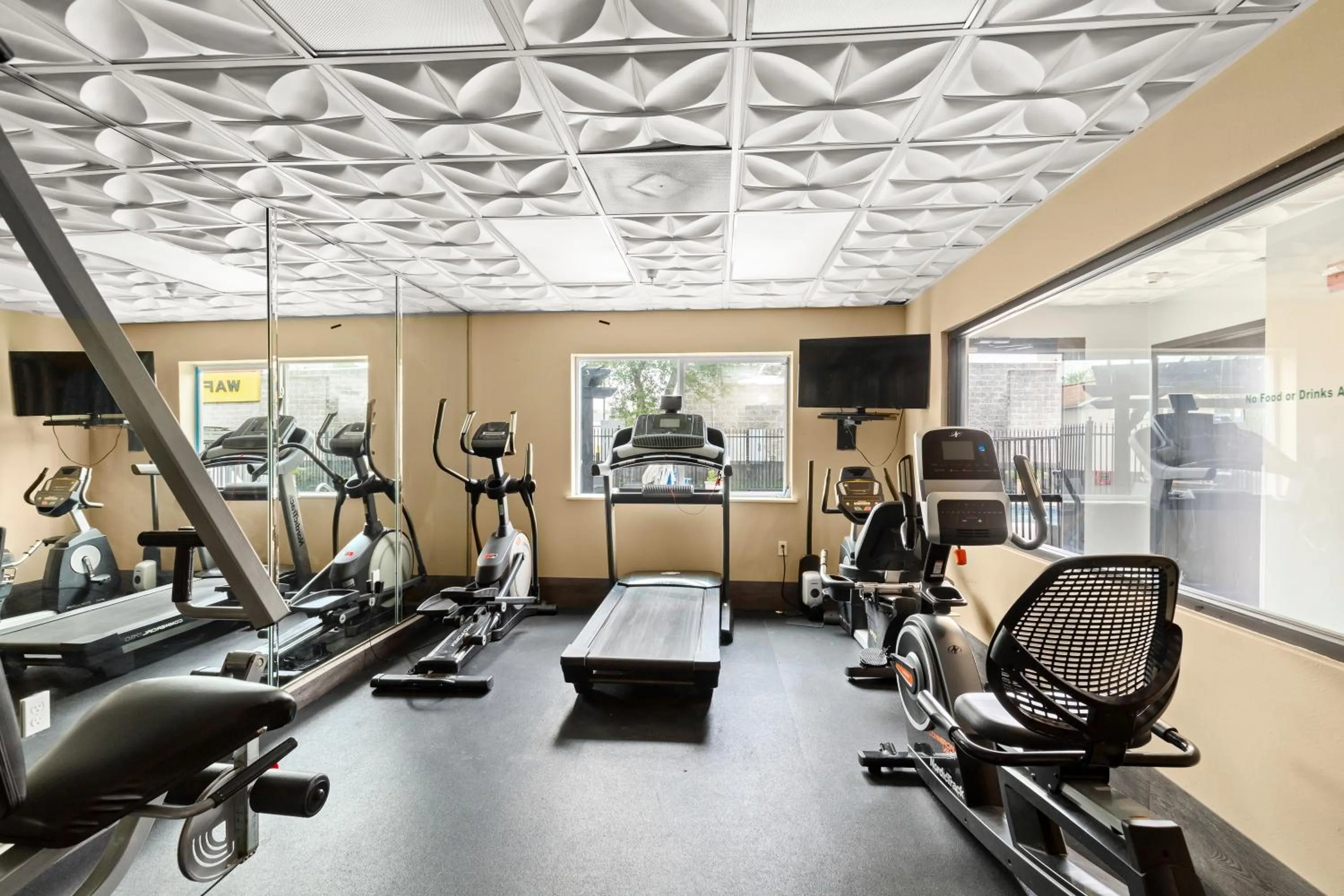 Fitness centre/facilities in Wingate by Wyndham Humble/Houston Intercontinental Airport