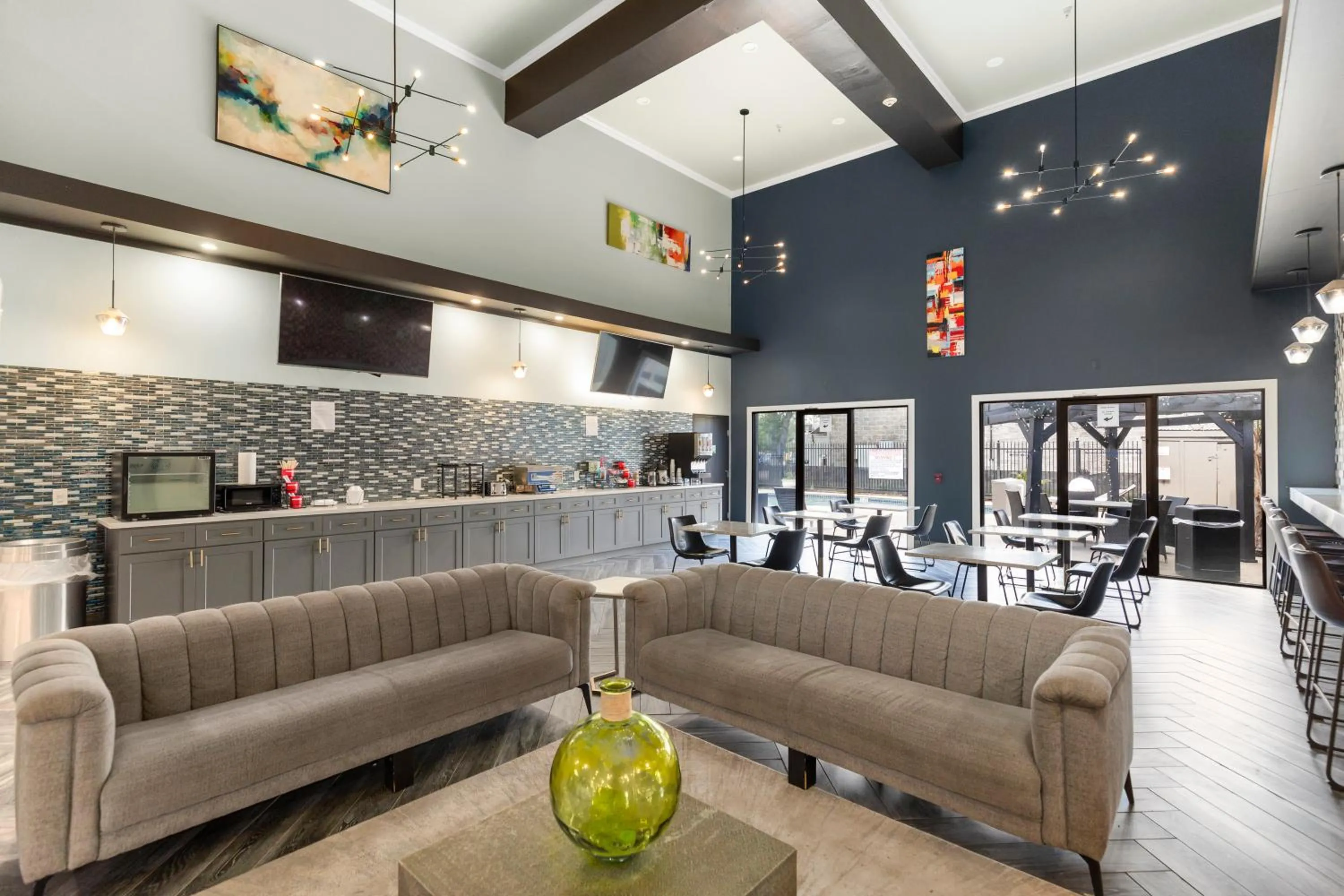 Seating area in Wingate by Wyndham Humble/Houston Intercontinental Airport