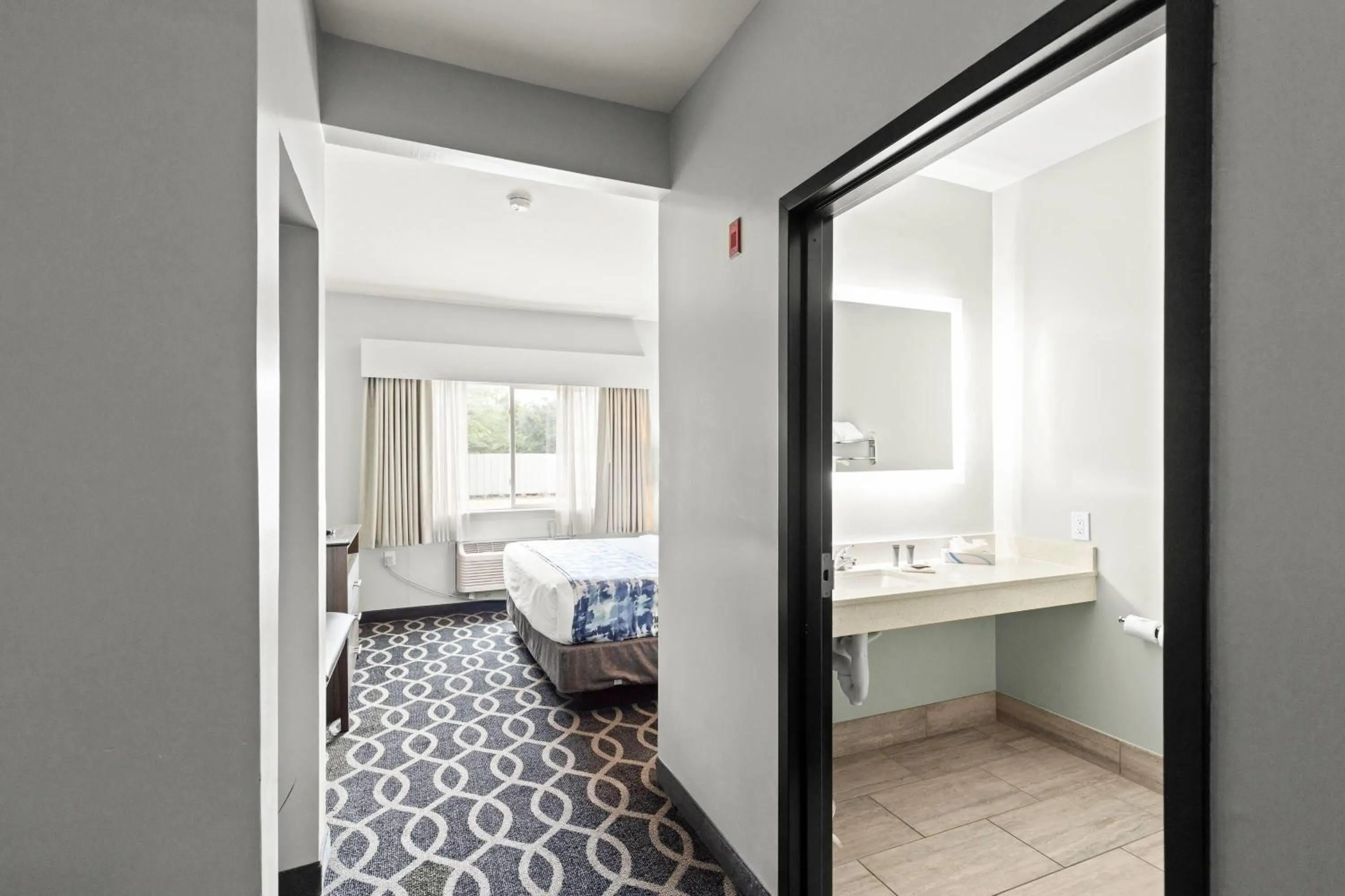 Photo of the whole room, Bed in Wingate by Wyndham Humble/Houston Intercontinental Airport