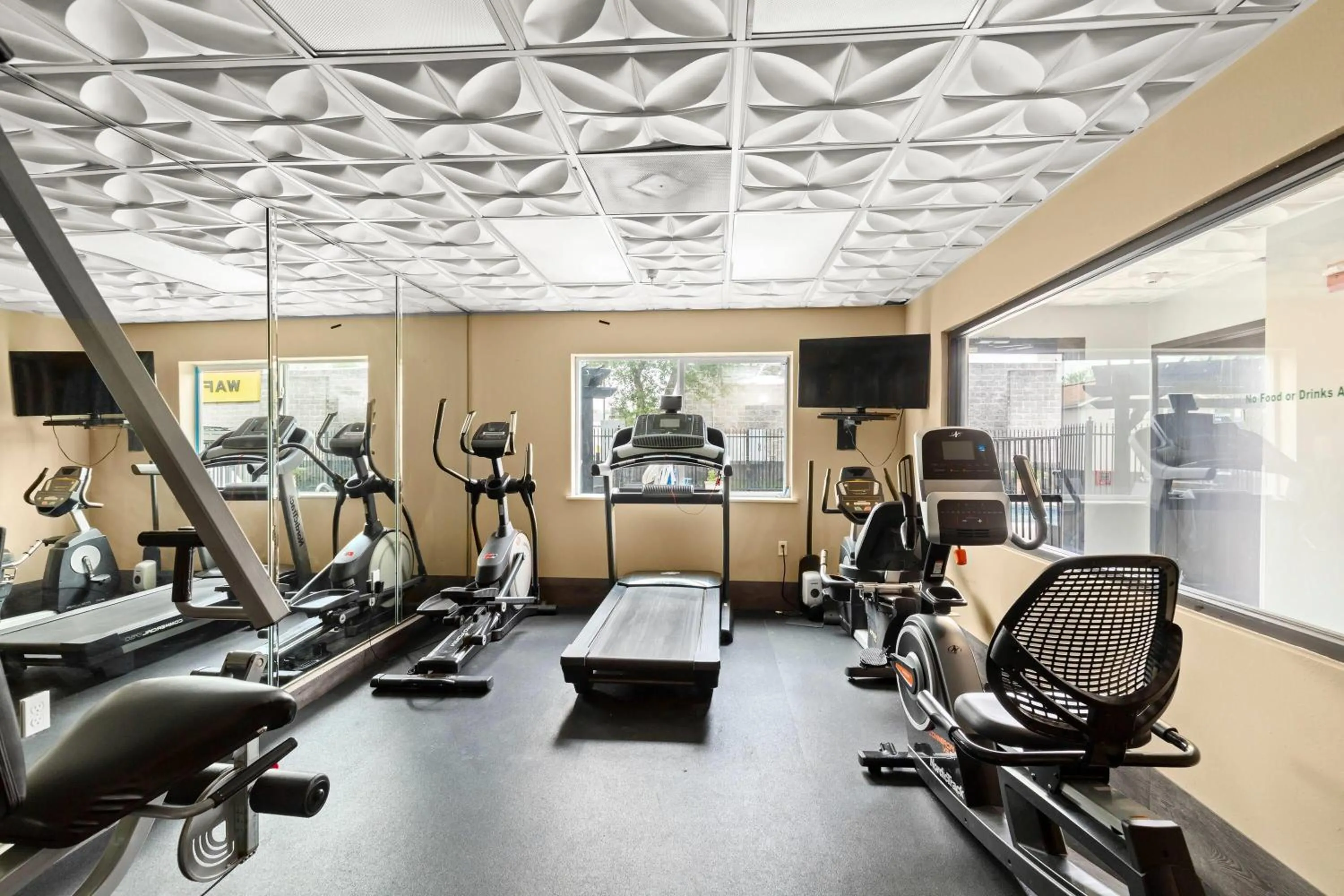 Fitness centre/facilities in Wingate by Wyndham Humble/Houston Intercontinental Airport