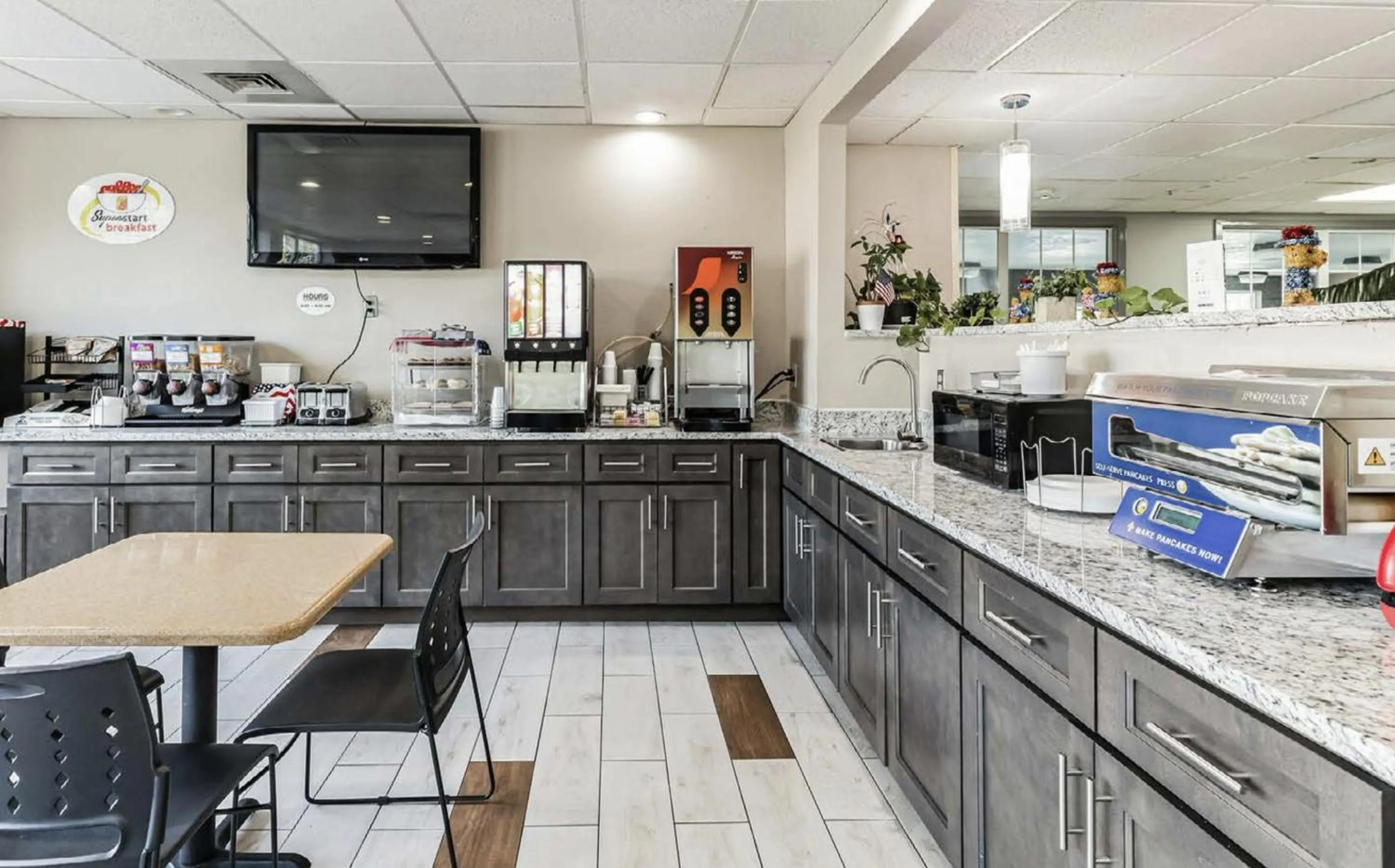 Restaurant/places to eat in Super 8 by Wyndham Smithfield-Selma