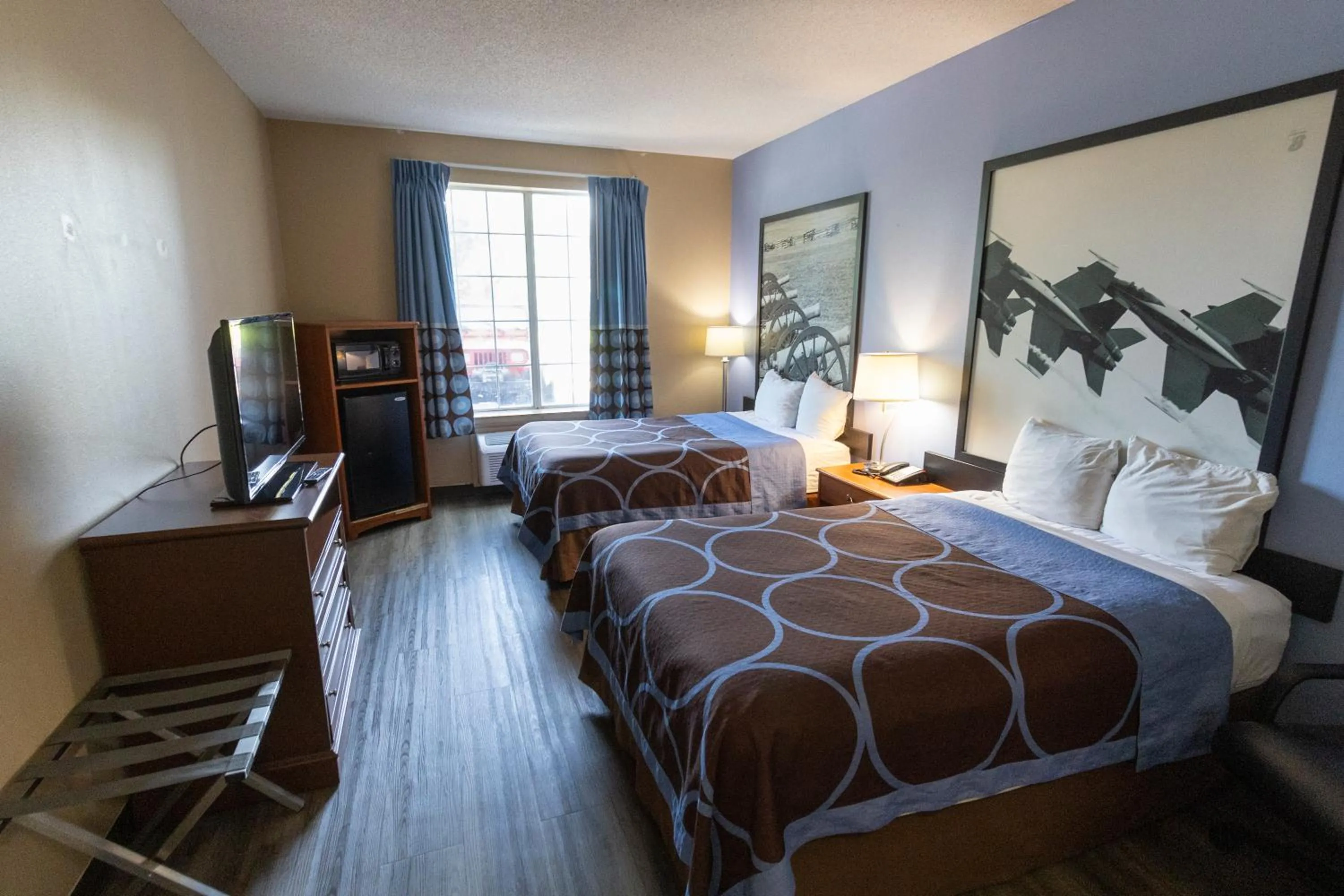 Communal lounge/ TV room, Bed in Super 8 by Wyndham Smithfield-Selma