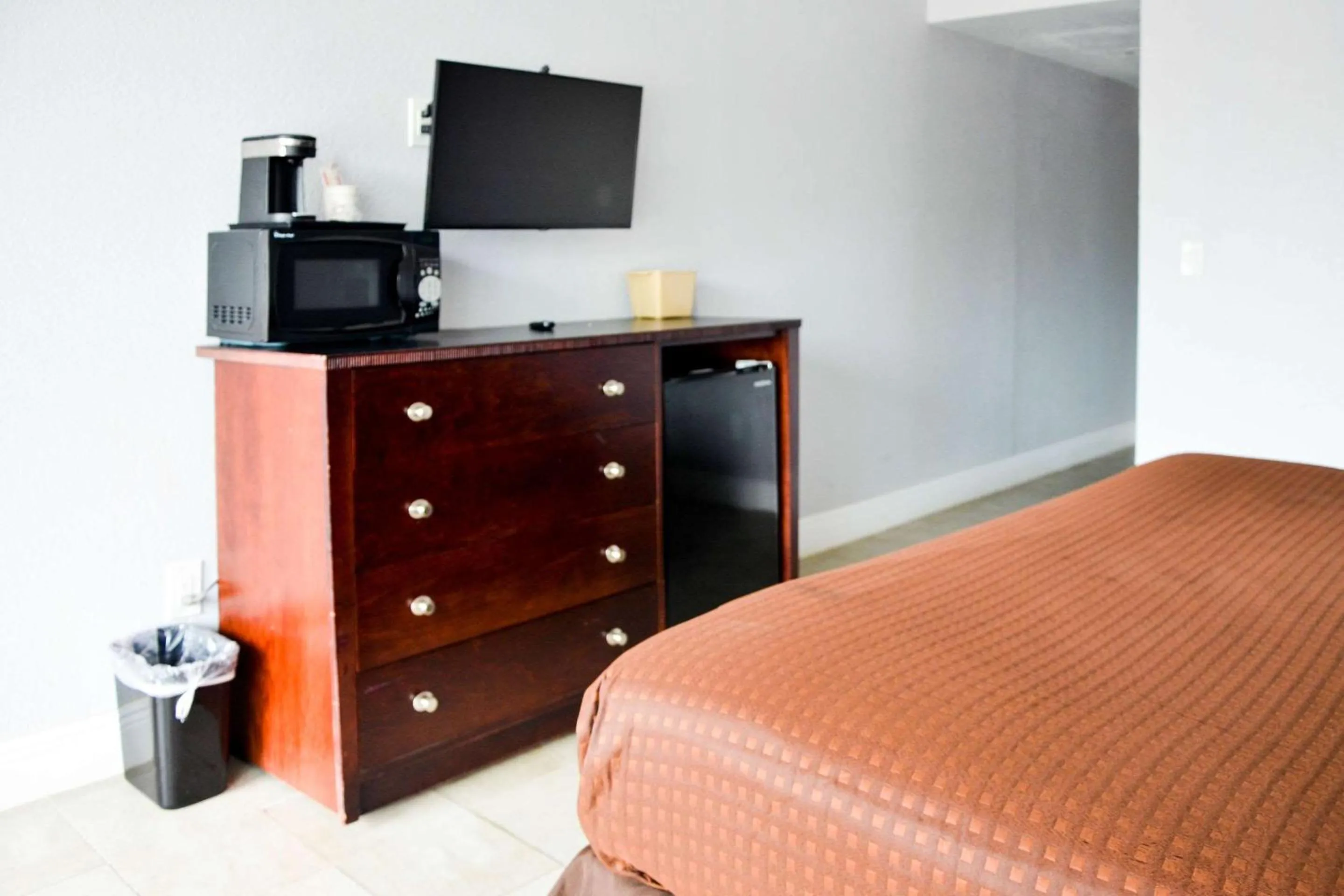 Bedroom, Bed in Rodeway Inn Sun City Center