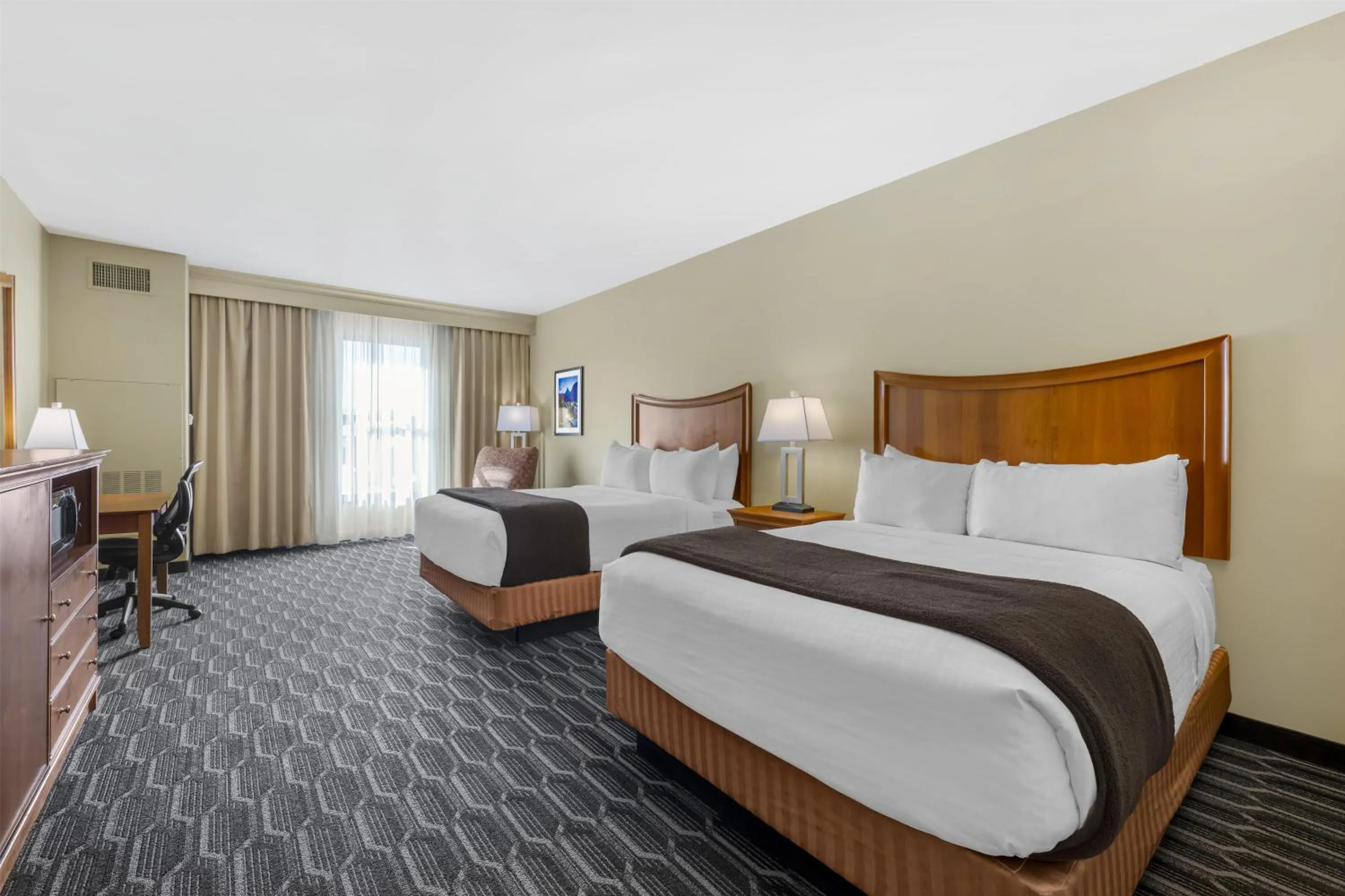 Bedroom, Bed in Best Western Plus Swiss Chalet Hotel & Suites
