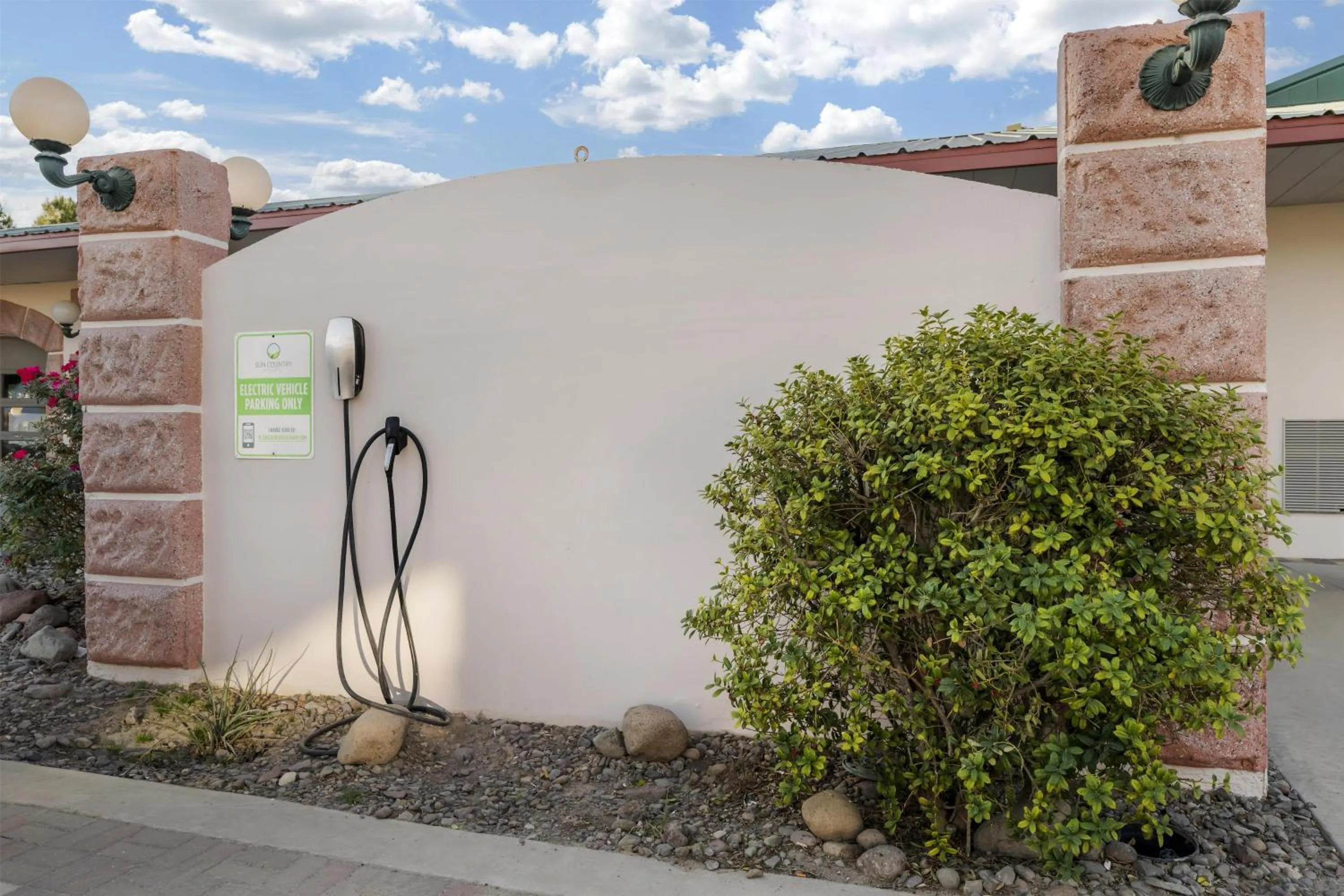 Property building in Best Western Plus Swiss Chalet Hotel & Suites