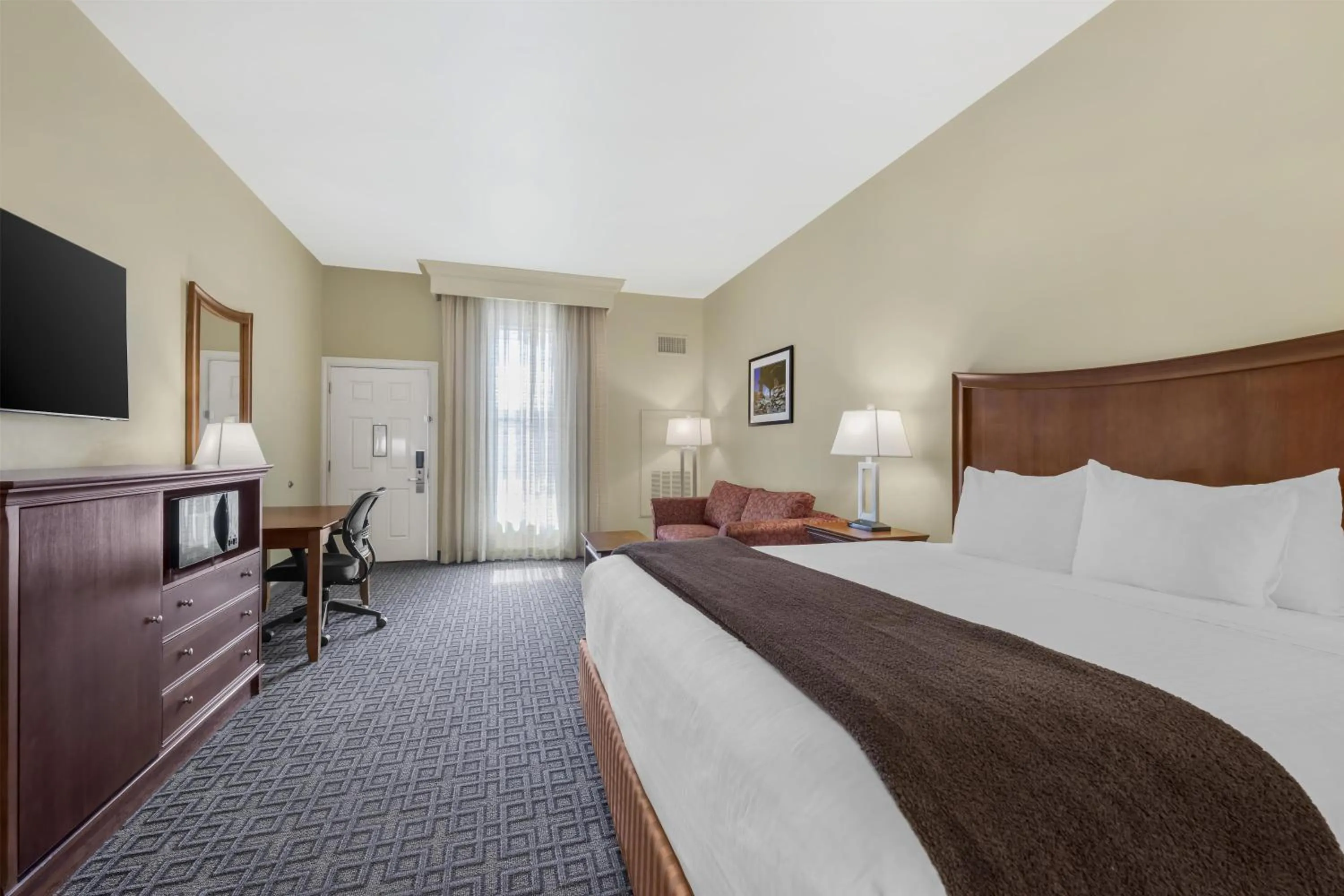 Bedroom, Bed in Best Western Plus Swiss Chalet Hotel & Suites