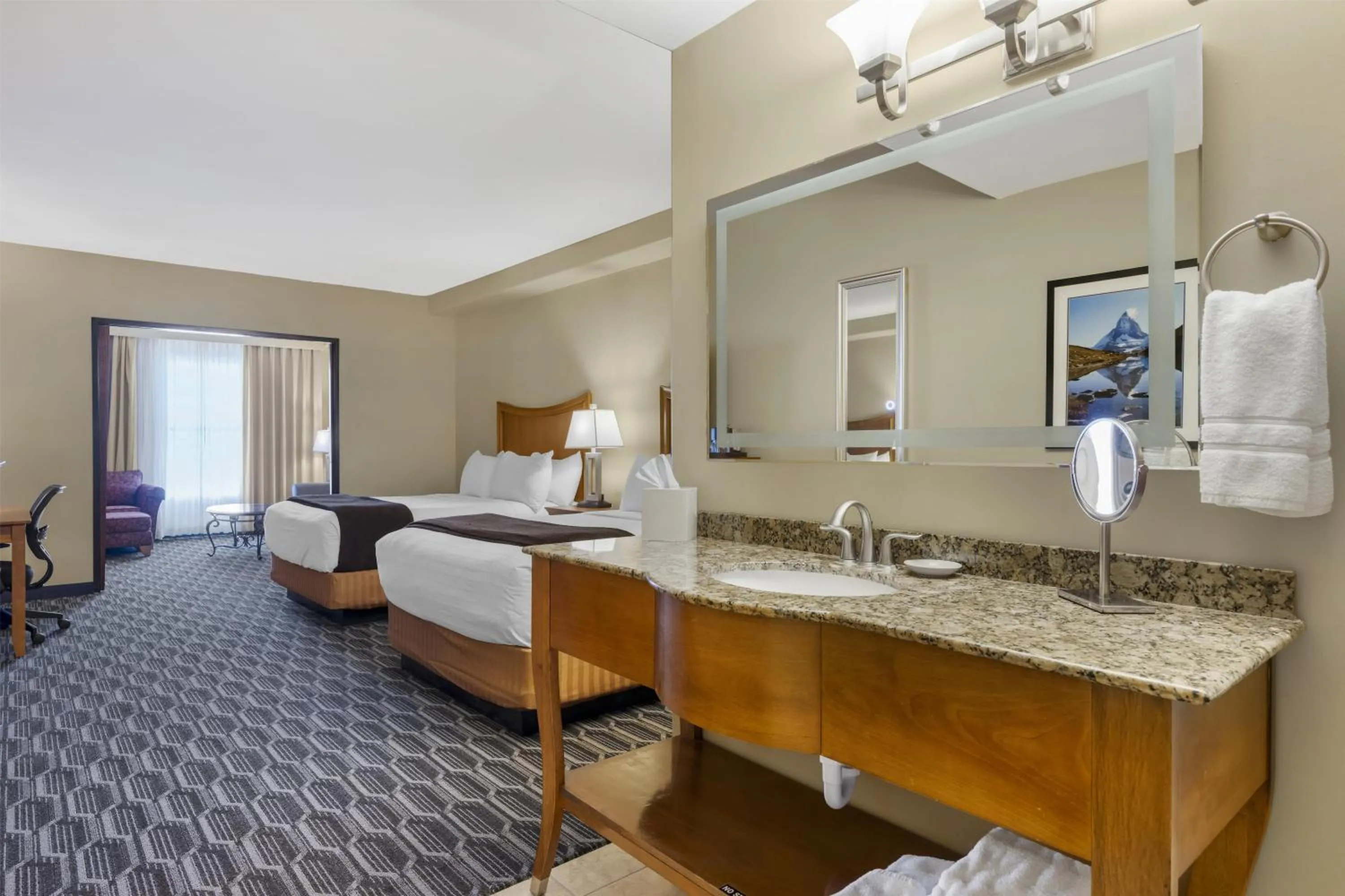 Bedroom, Bed in Best Western Plus Swiss Chalet Hotel & Suites