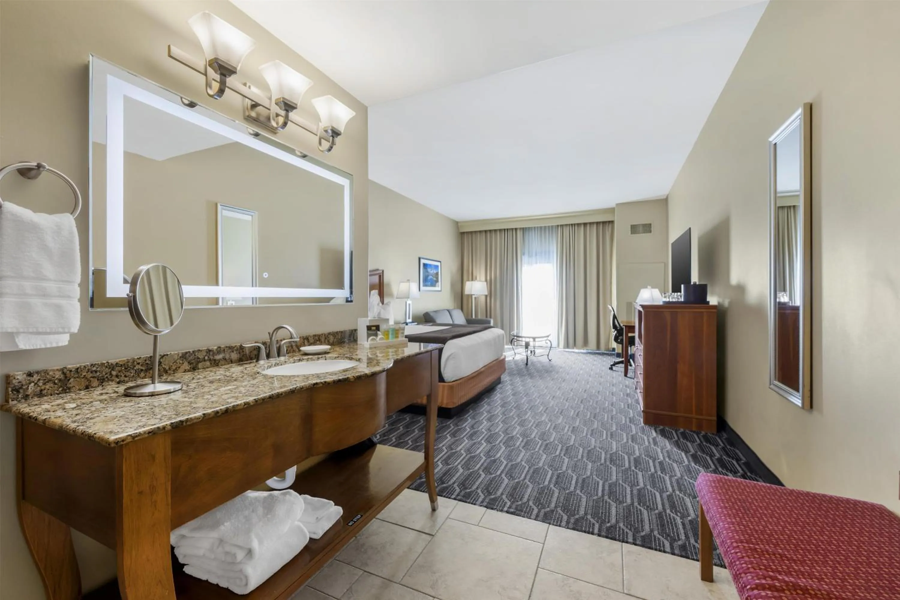 Bedroom in Best Western Plus Swiss Chalet Hotel & Suites