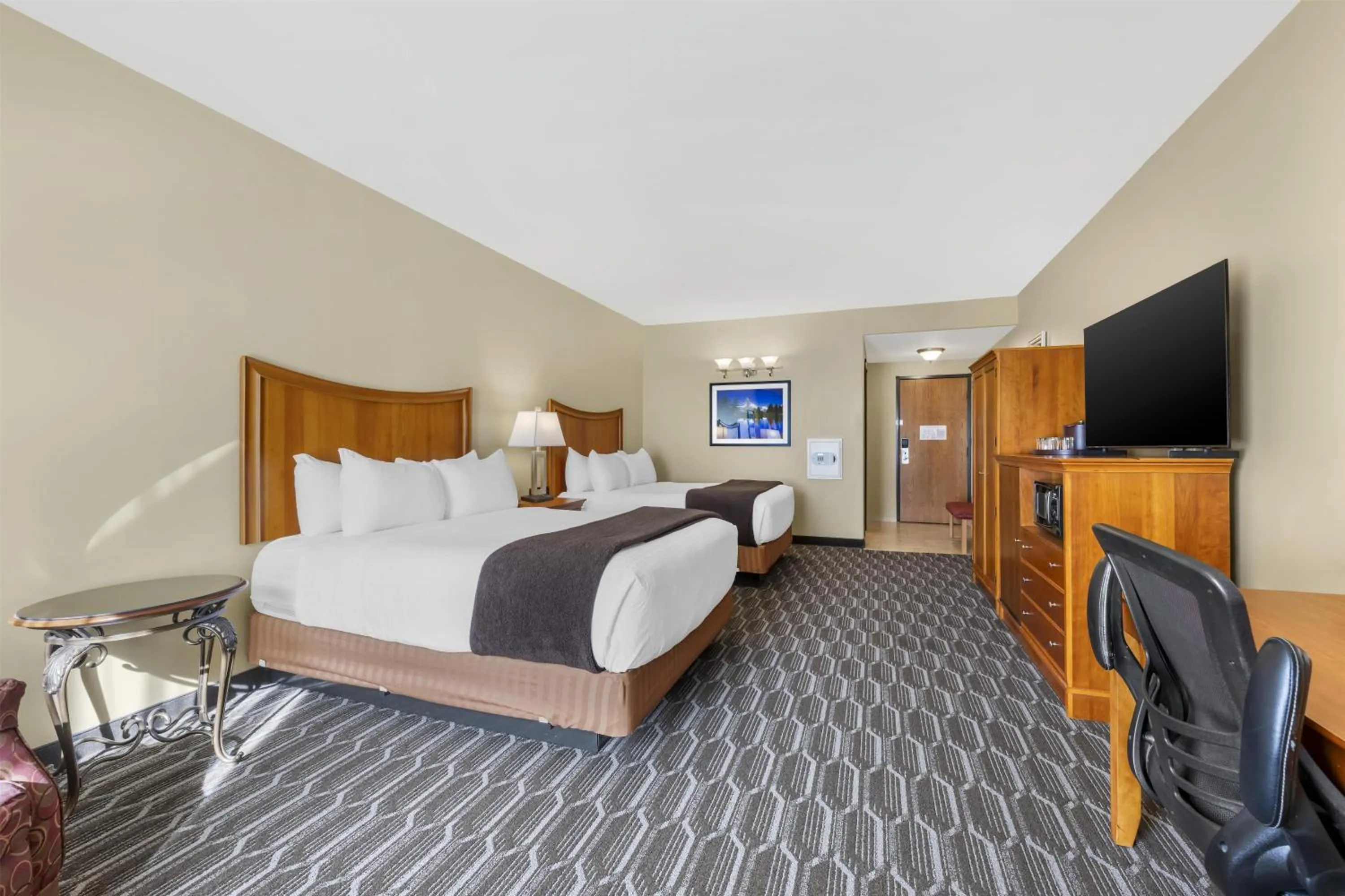 Bedroom, Bed in Best Western Plus Swiss Chalet Hotel & Suites