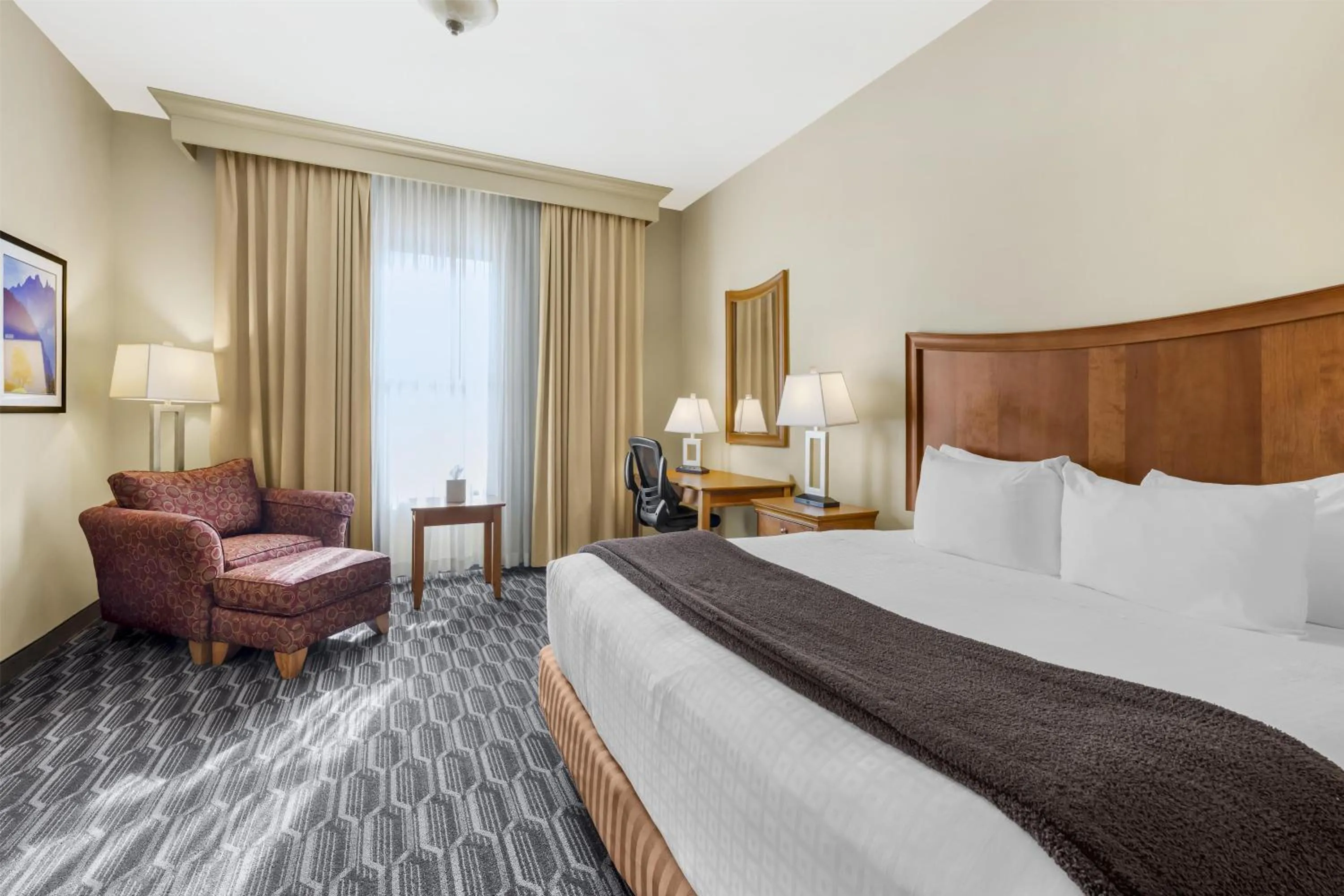 Bedroom, Bed in Best Western Plus Swiss Chalet Hotel & Suites