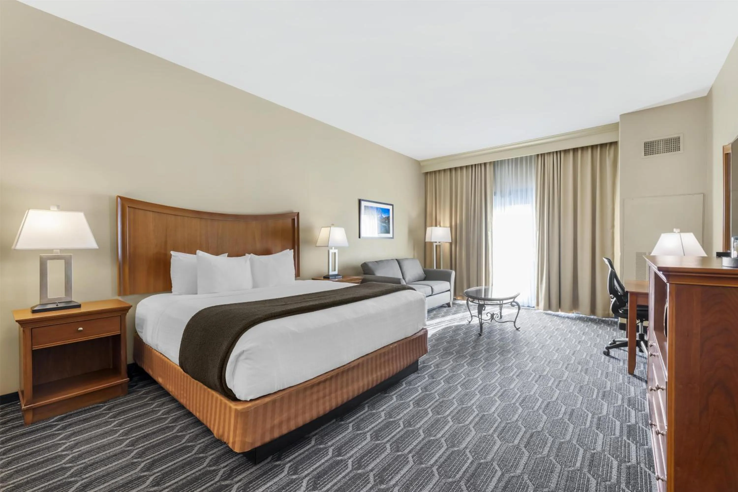 Bedroom, Bed in Best Western Plus Swiss Chalet Hotel & Suites