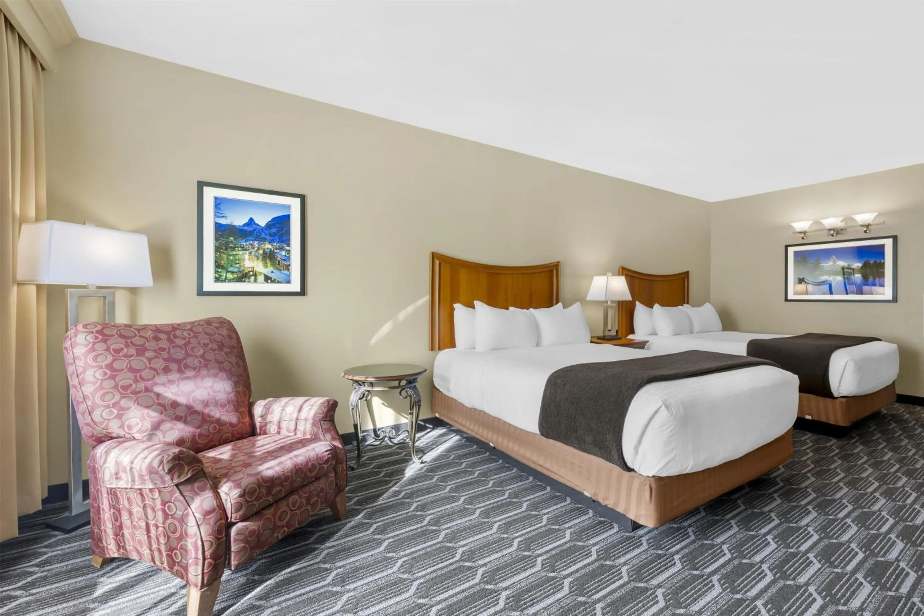 Bedroom, Bed in Best Western Plus Swiss Chalet Hotel & Suites