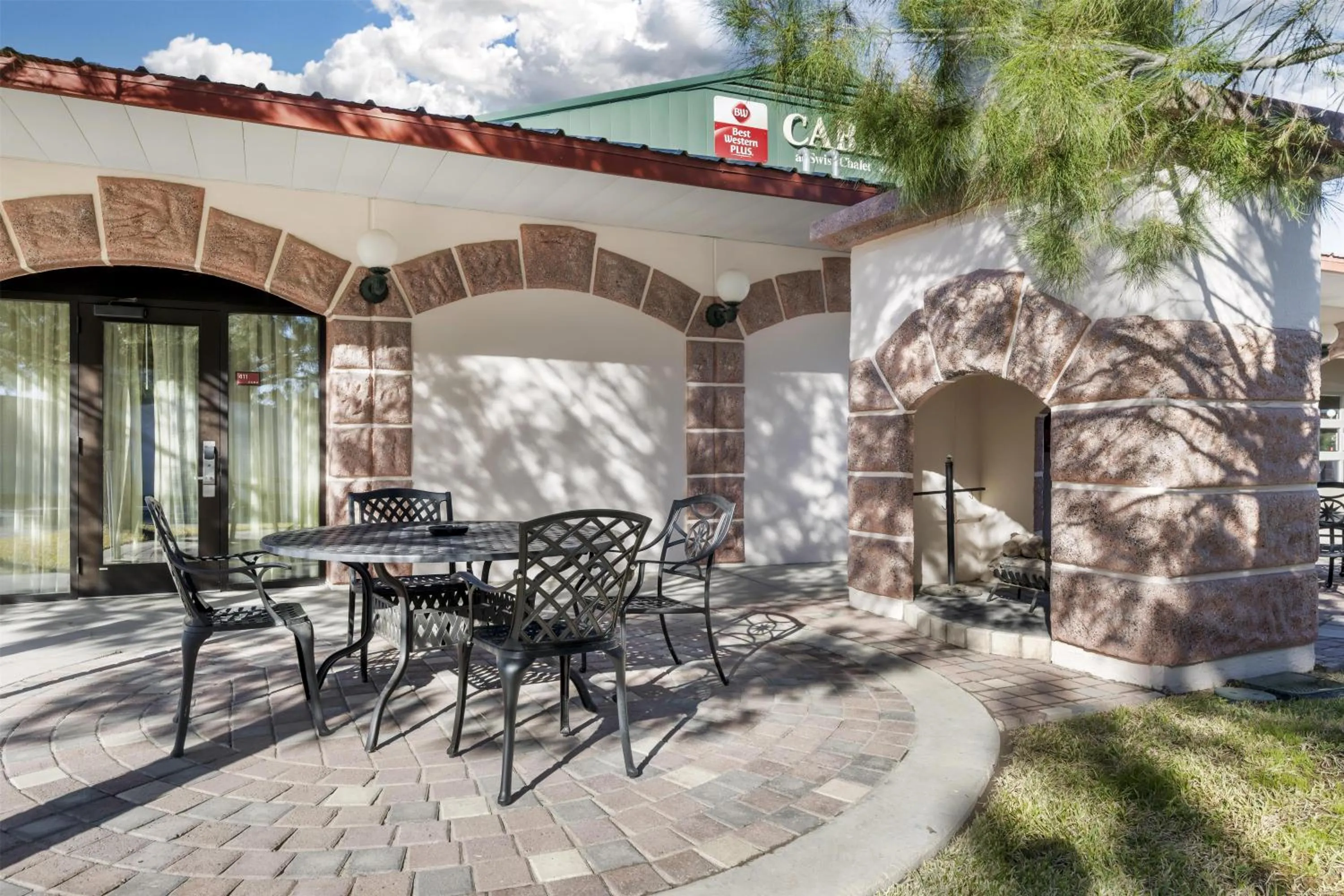 Property building in Best Western Plus Swiss Chalet Hotel & Suites