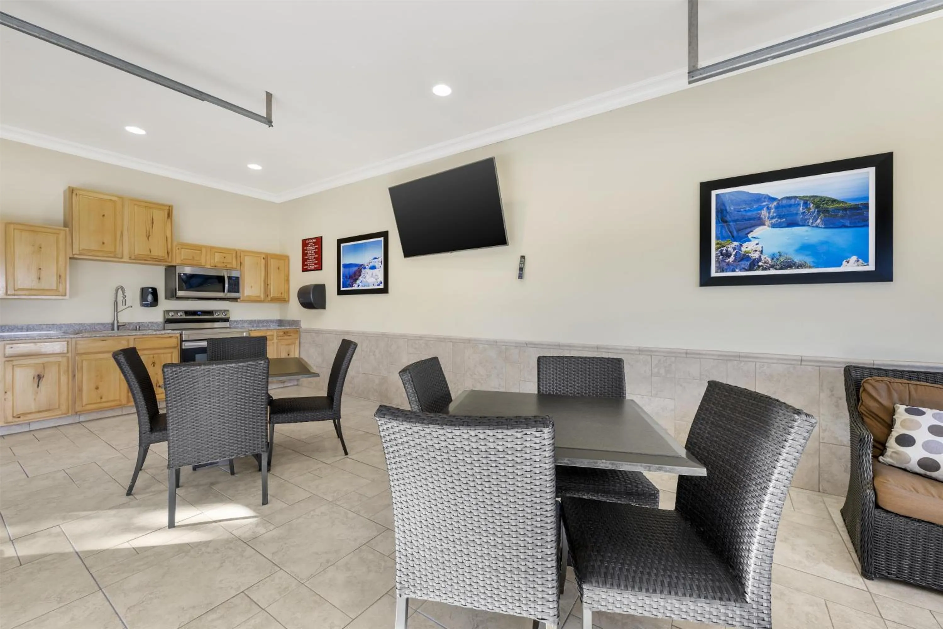 Property building in Best Western Plus Swiss Chalet Hotel & Suites