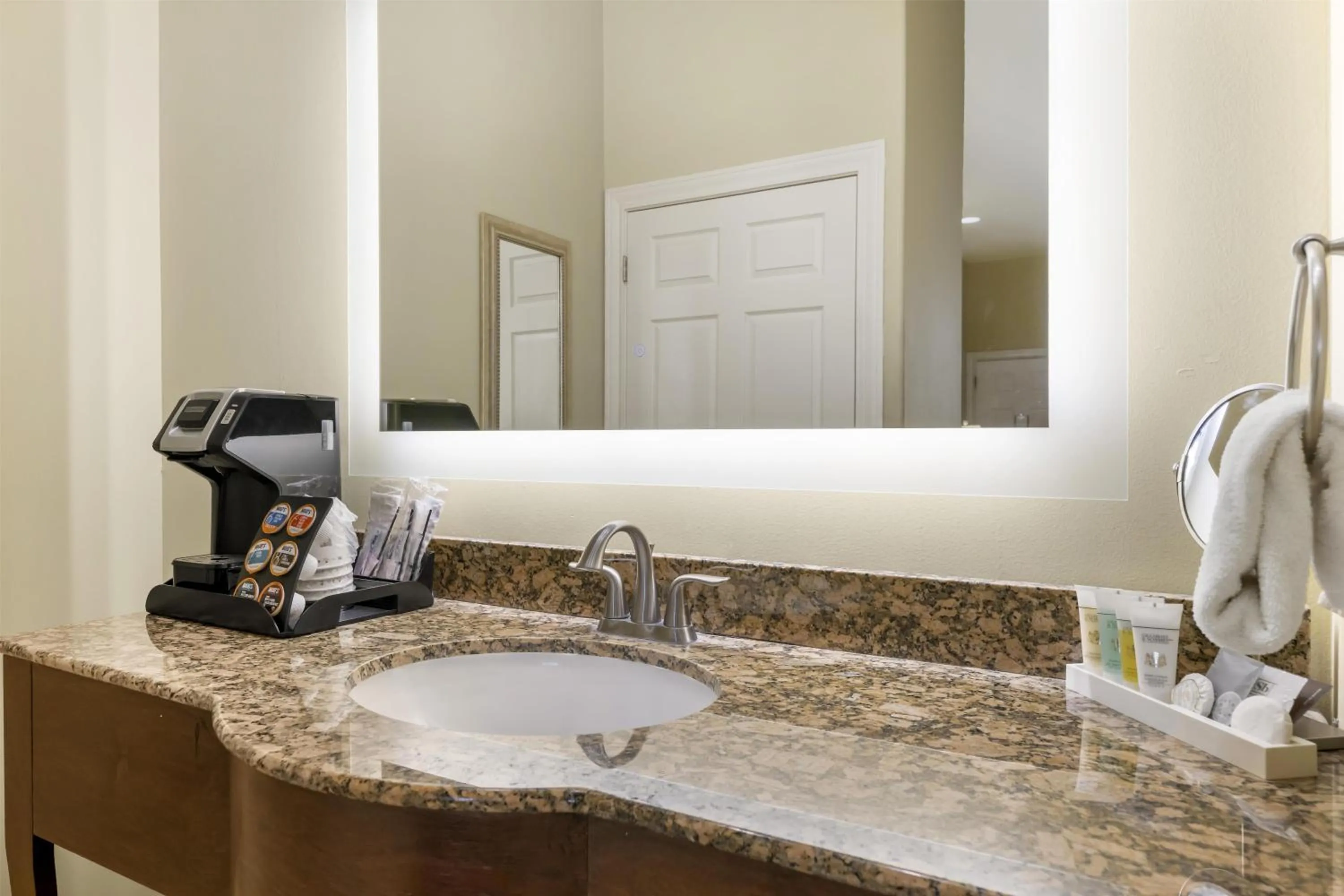 Bedroom in Best Western Plus Swiss Chalet Hotel & Suites