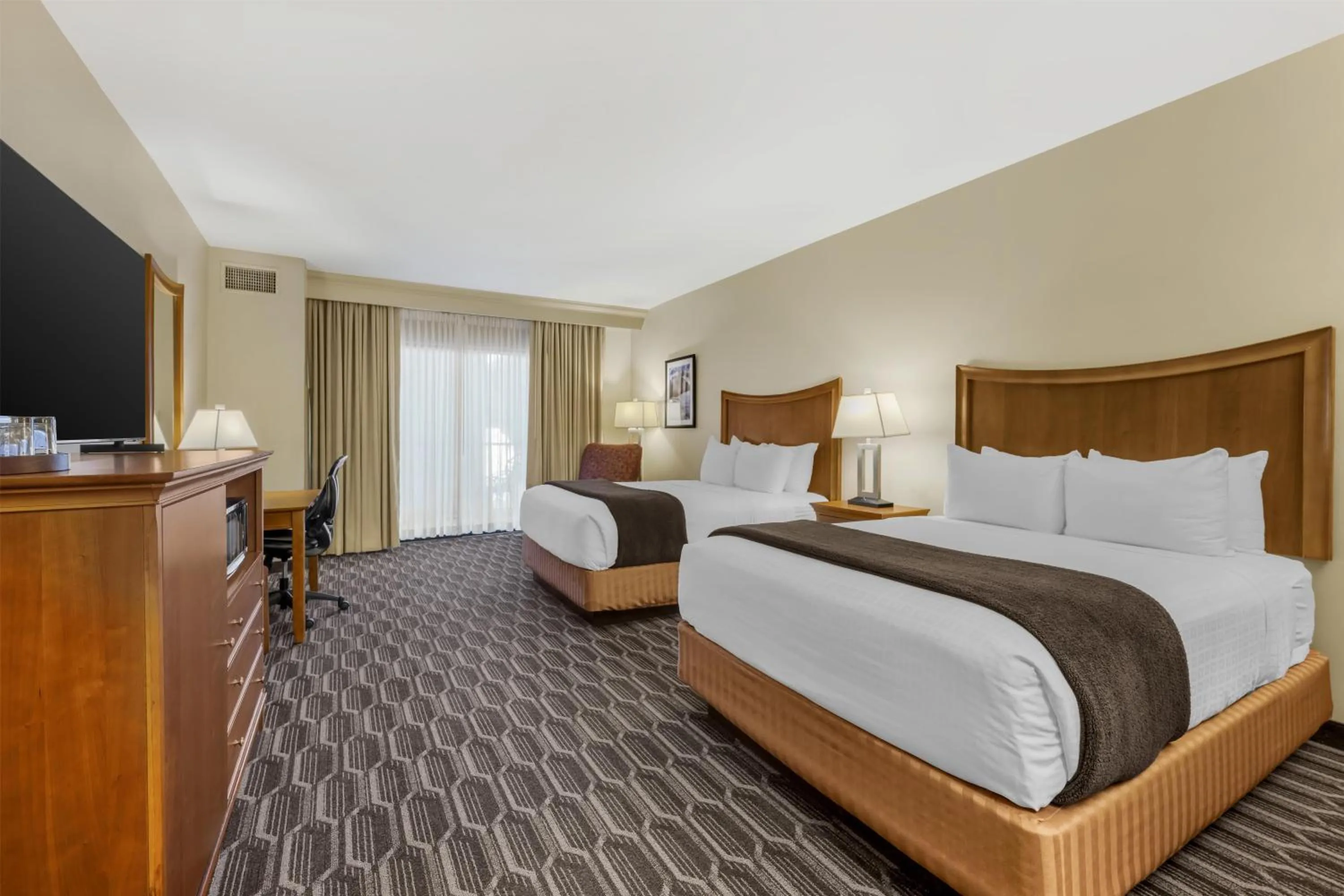 Bedroom, Bed in Best Western Plus Swiss Chalet Hotel & Suites