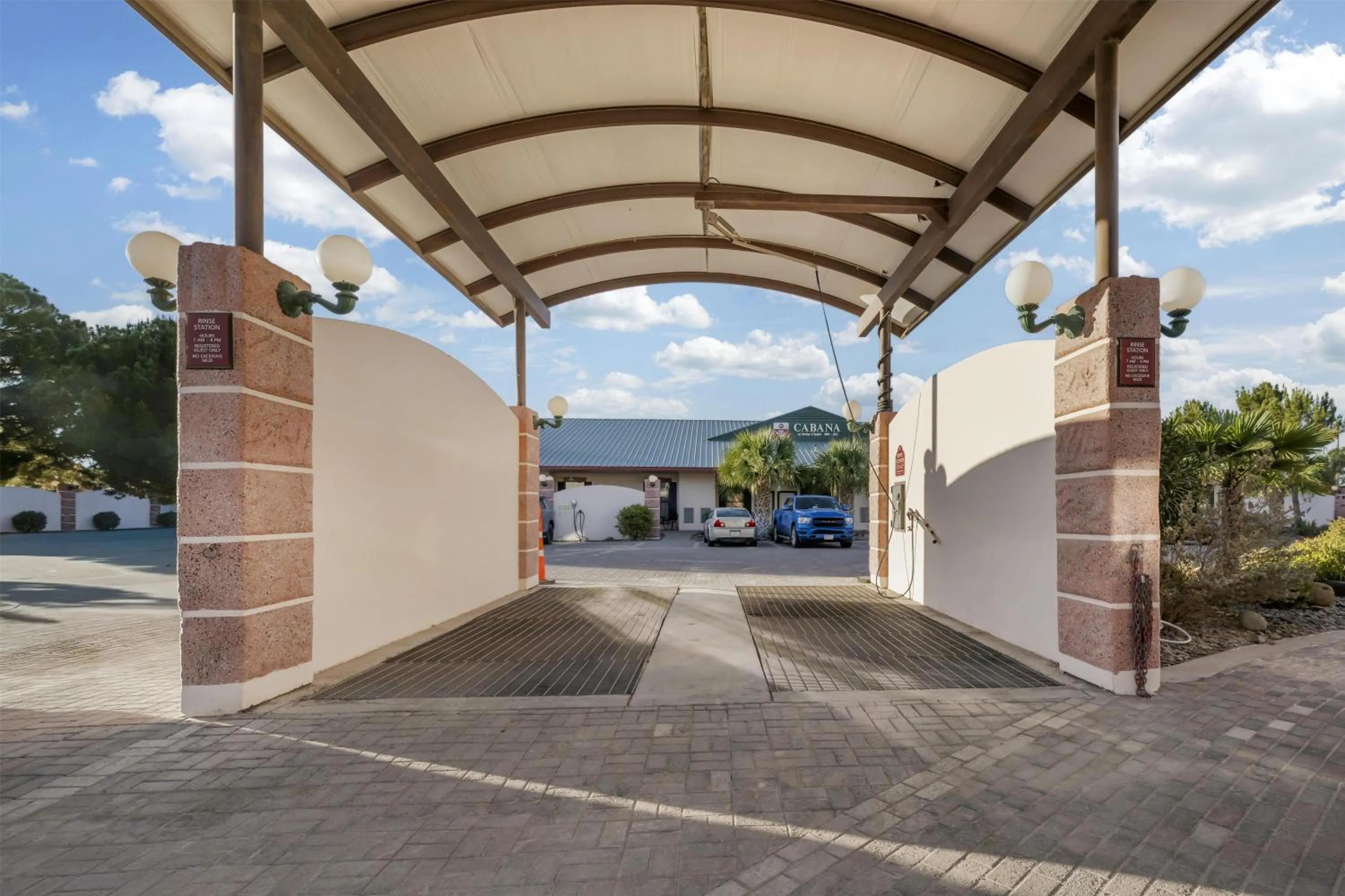 Property building in Best Western Plus Swiss Chalet Hotel & Suites