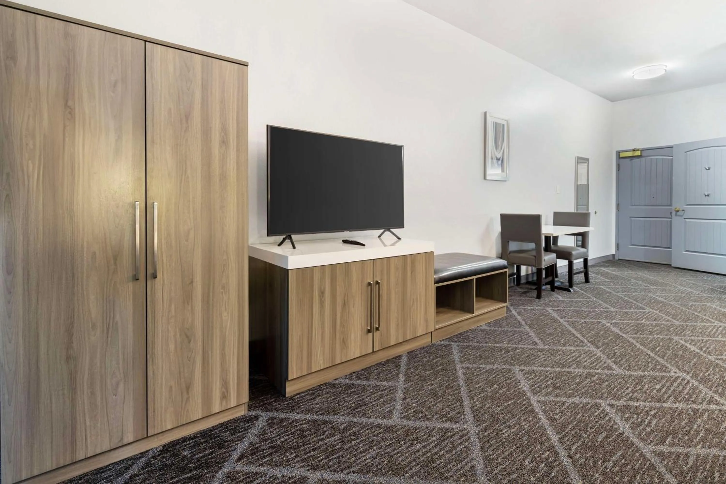 Bedroom in Best Western Plus Appleton Airport Mall Hotel