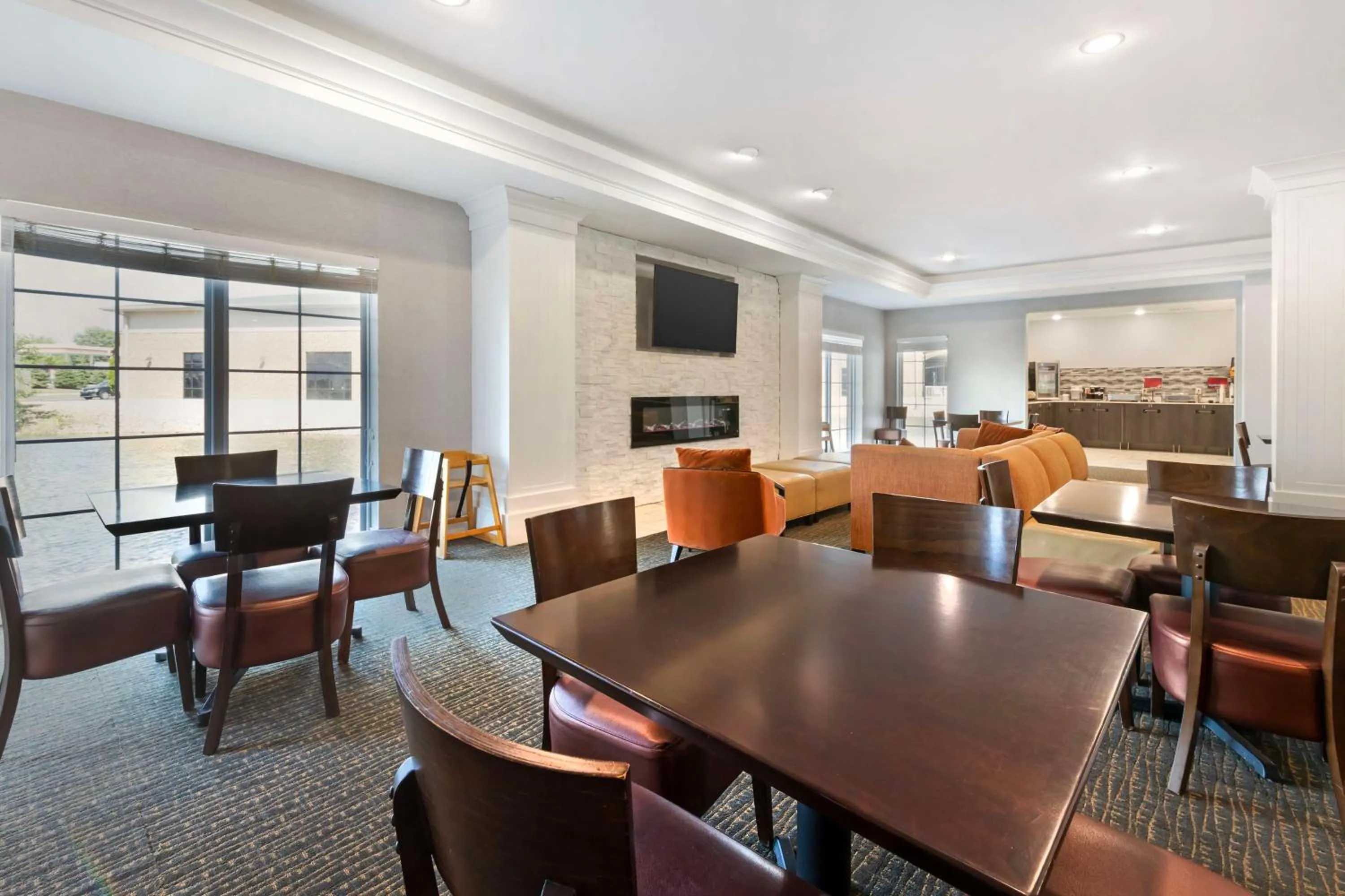 Breakfast in Best Western Plus Appleton Airport Mall Hotel