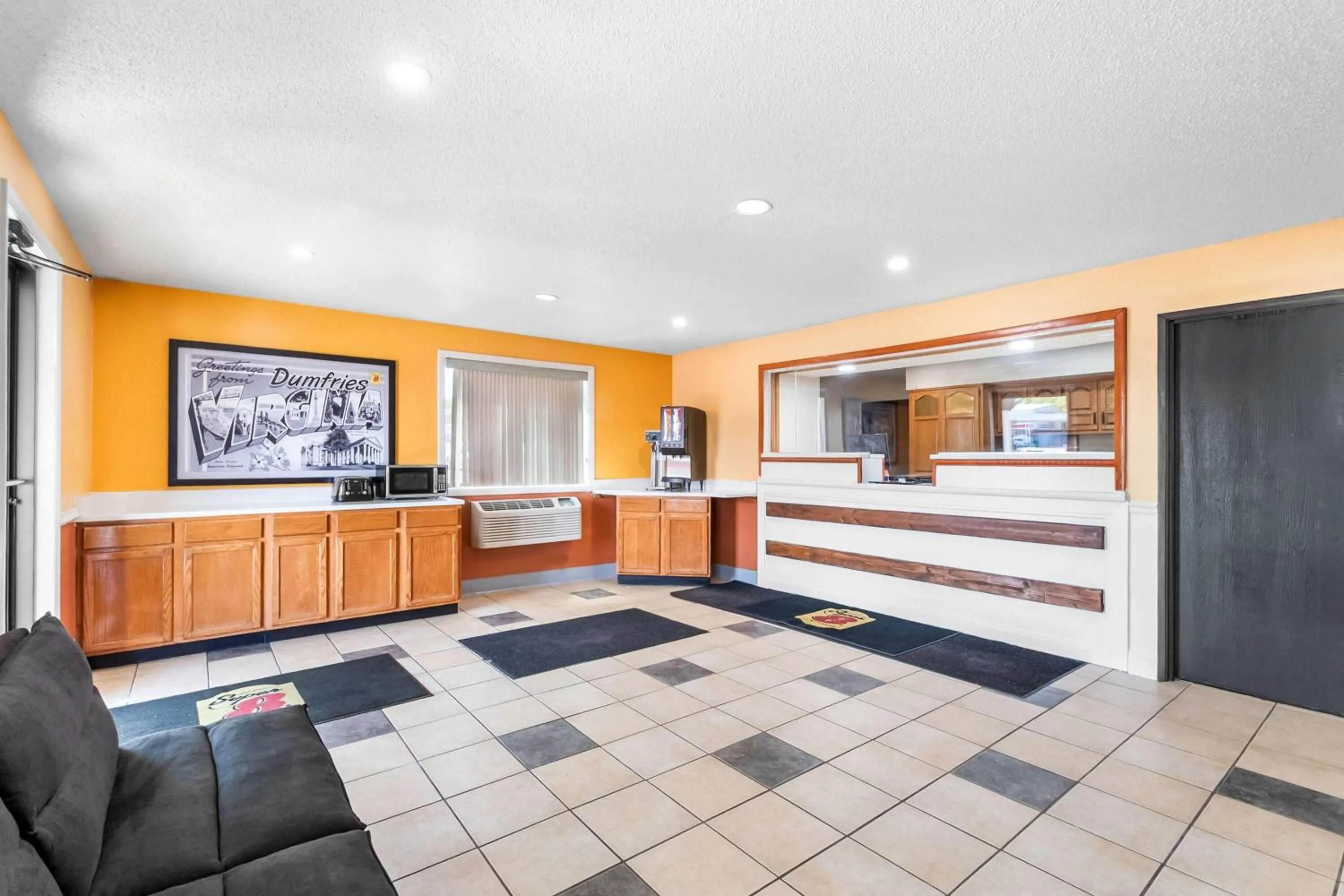 Lobby or reception in Super 8 by Wyndham Dumfries/Quantico