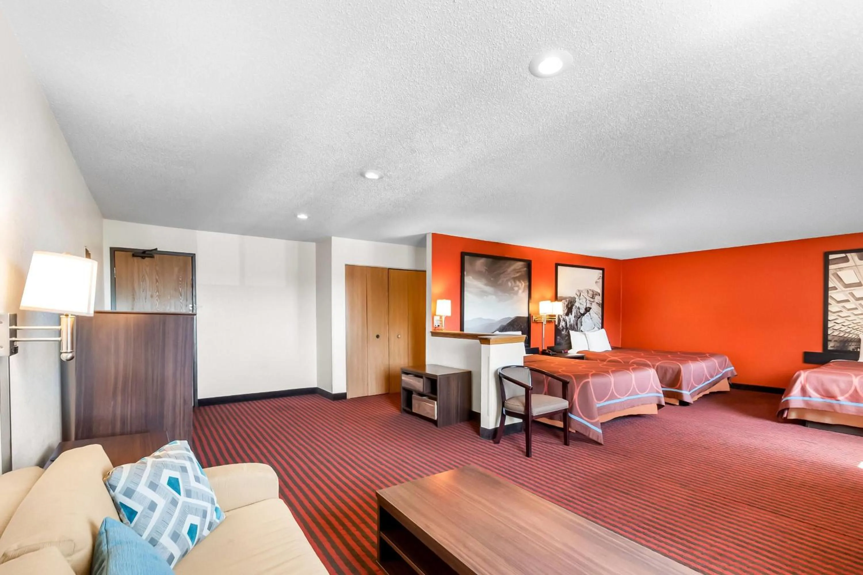 Photo of the whole room, Bed in Super 8 by Wyndham Dumfries/Quantico