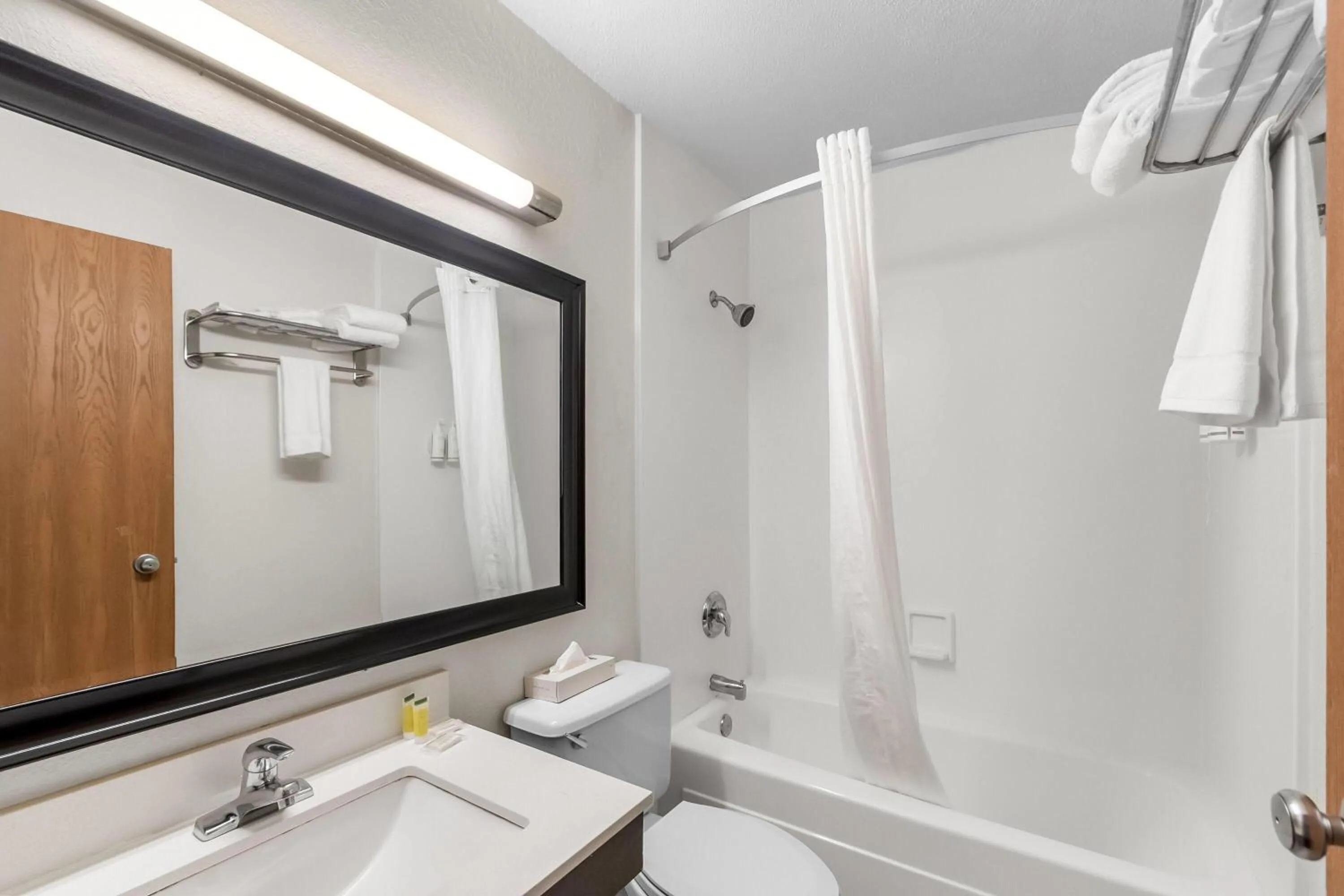 Bathroom in Super 8 by Wyndham Dumfries/Quantico