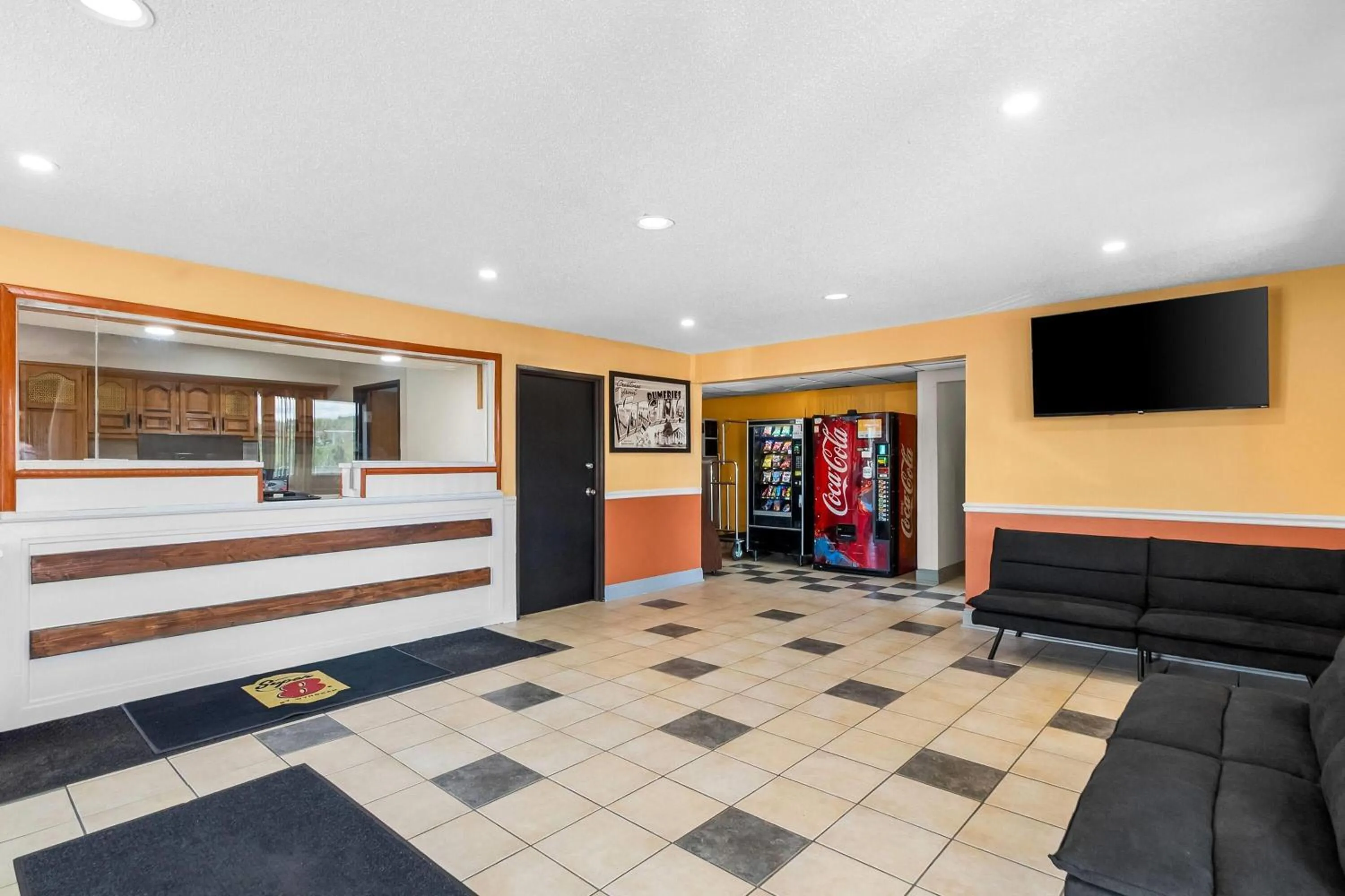Lobby or reception in Super 8 by Wyndham Dumfries/Quantico