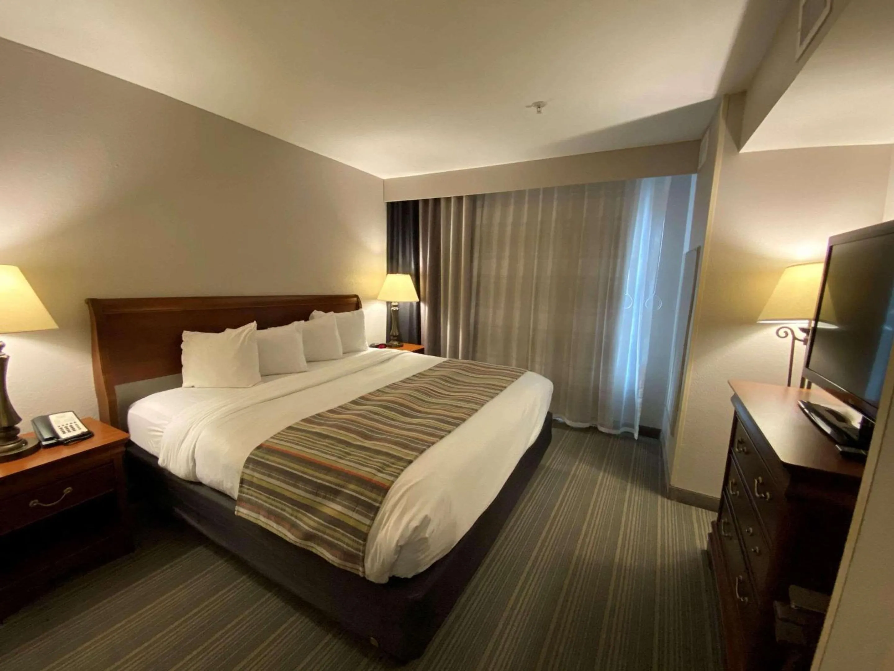 Bedroom, Bed in Country Inn & Suites by Radisson, Athens, GA