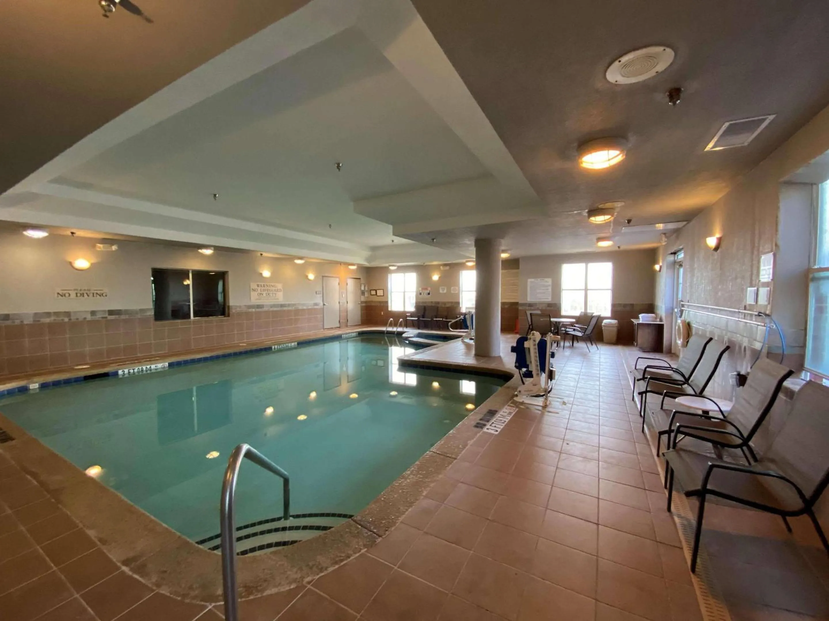 Swimming pool in Country Inn & Suites by Radisson, Athens, GA