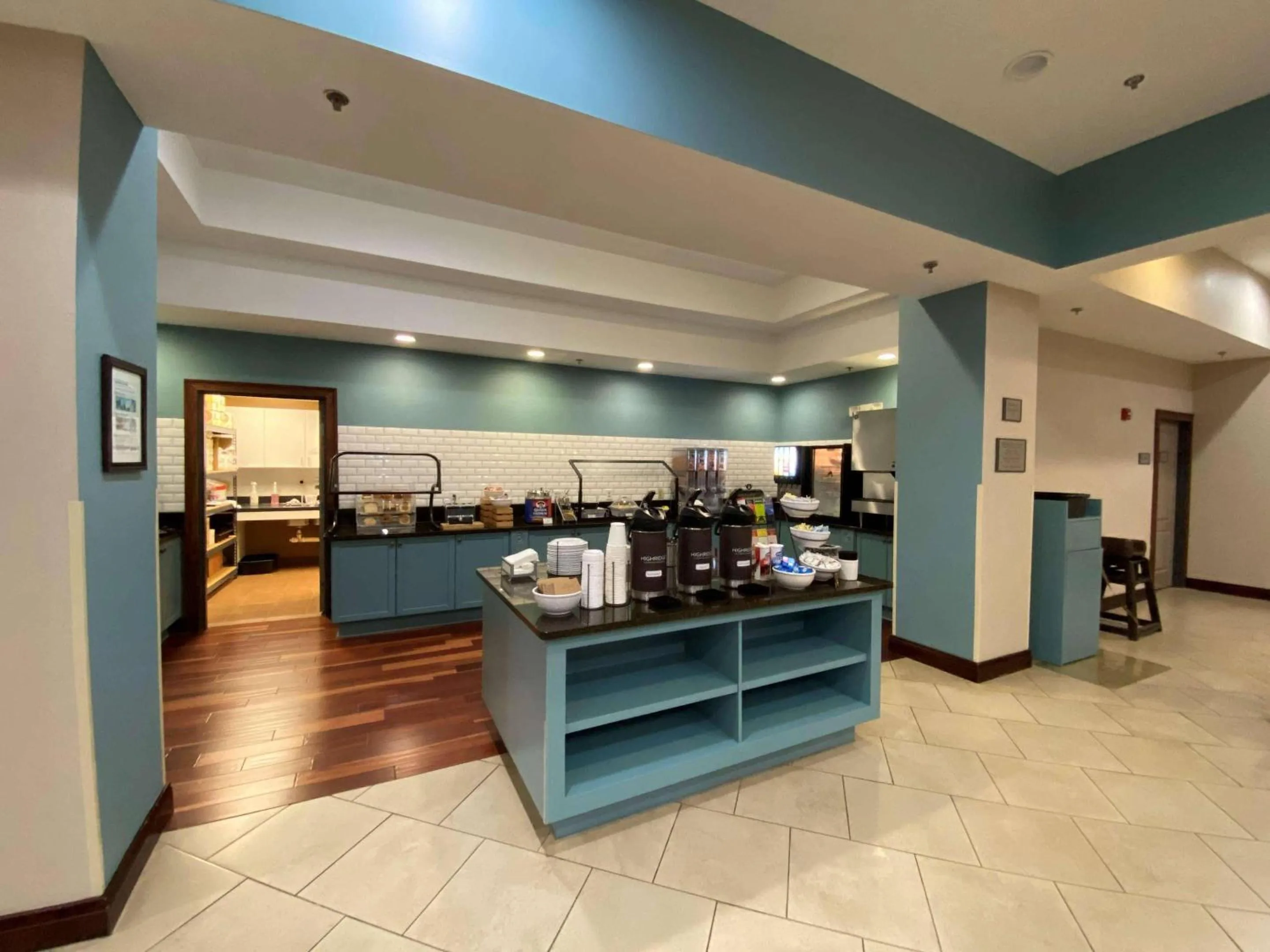 Breakfast in Country Inn & Suites by Radisson, Athens, GA