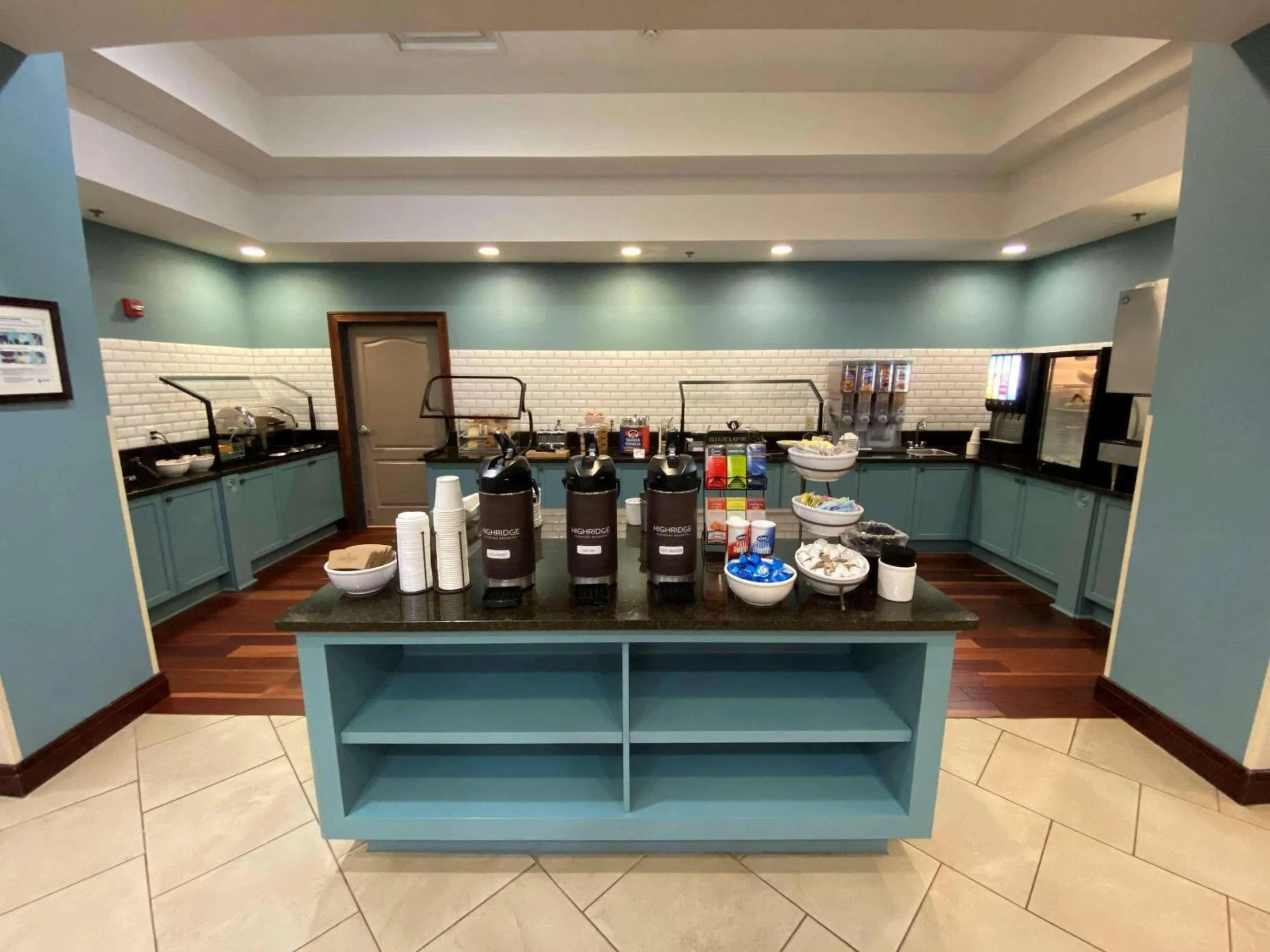 Breakfast in Country Inn & Suites by Radisson, Athens, GA