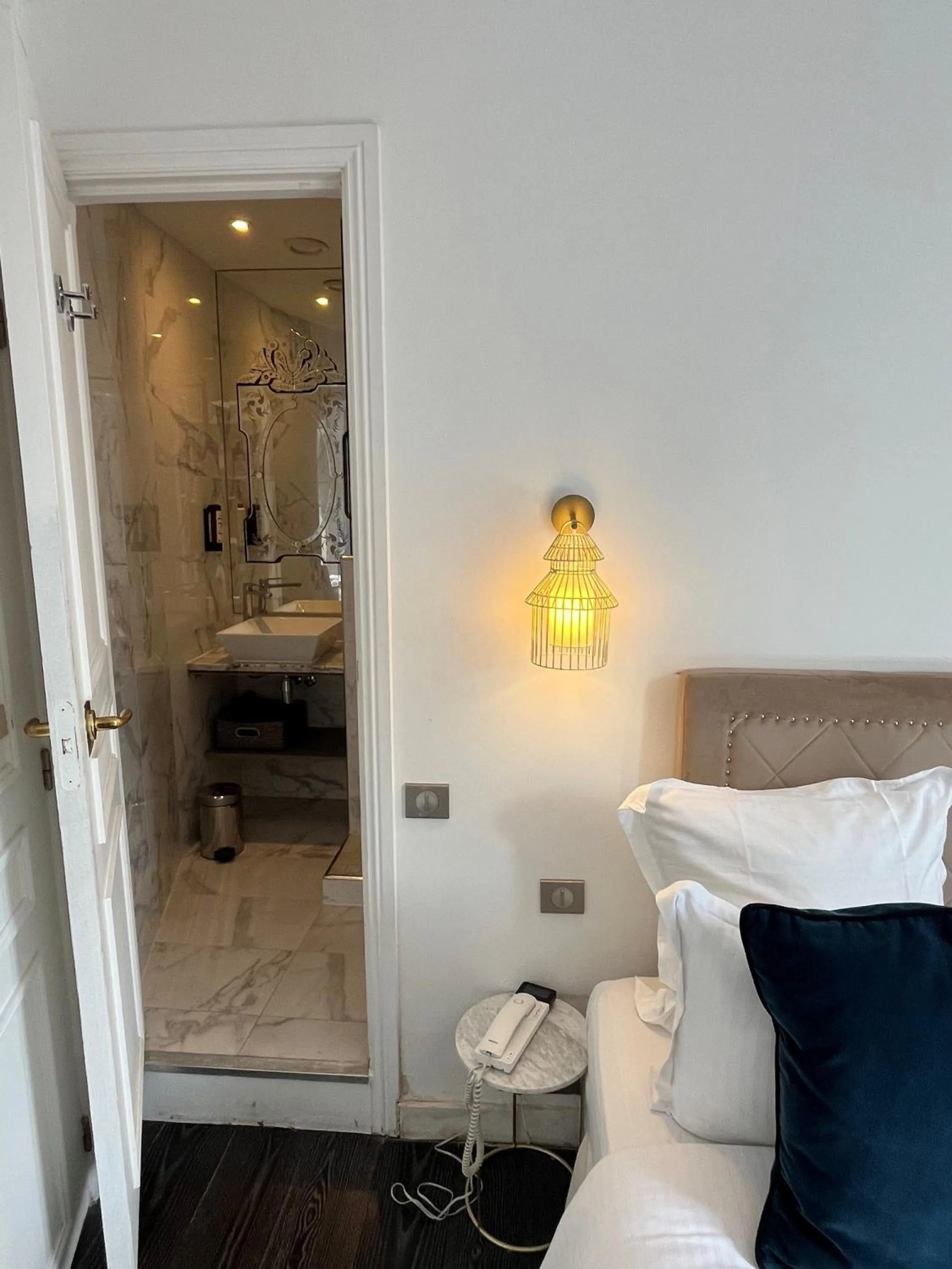 Bed in Hotel Cluny Square