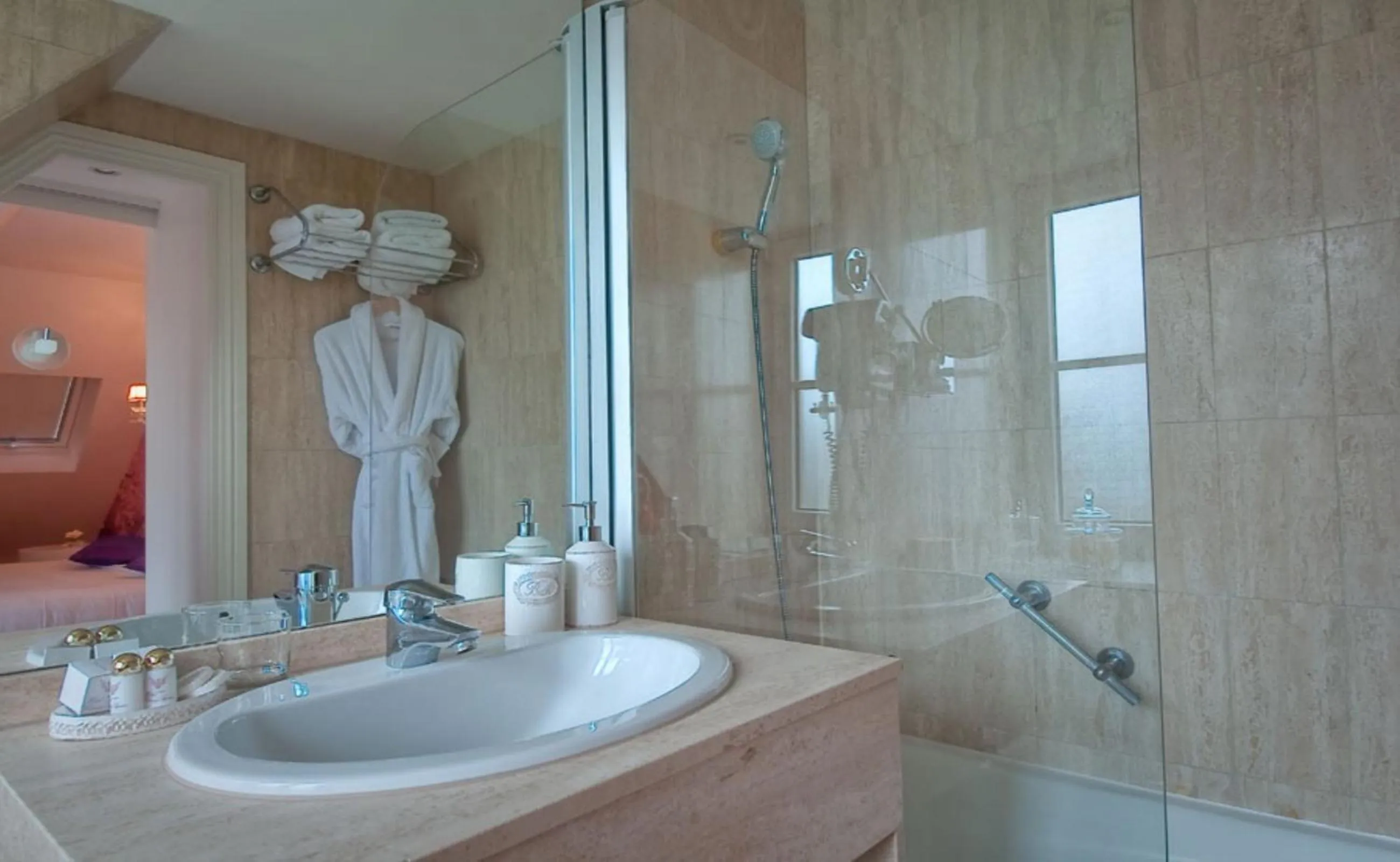 Bathroom in Hotel Cluny Square