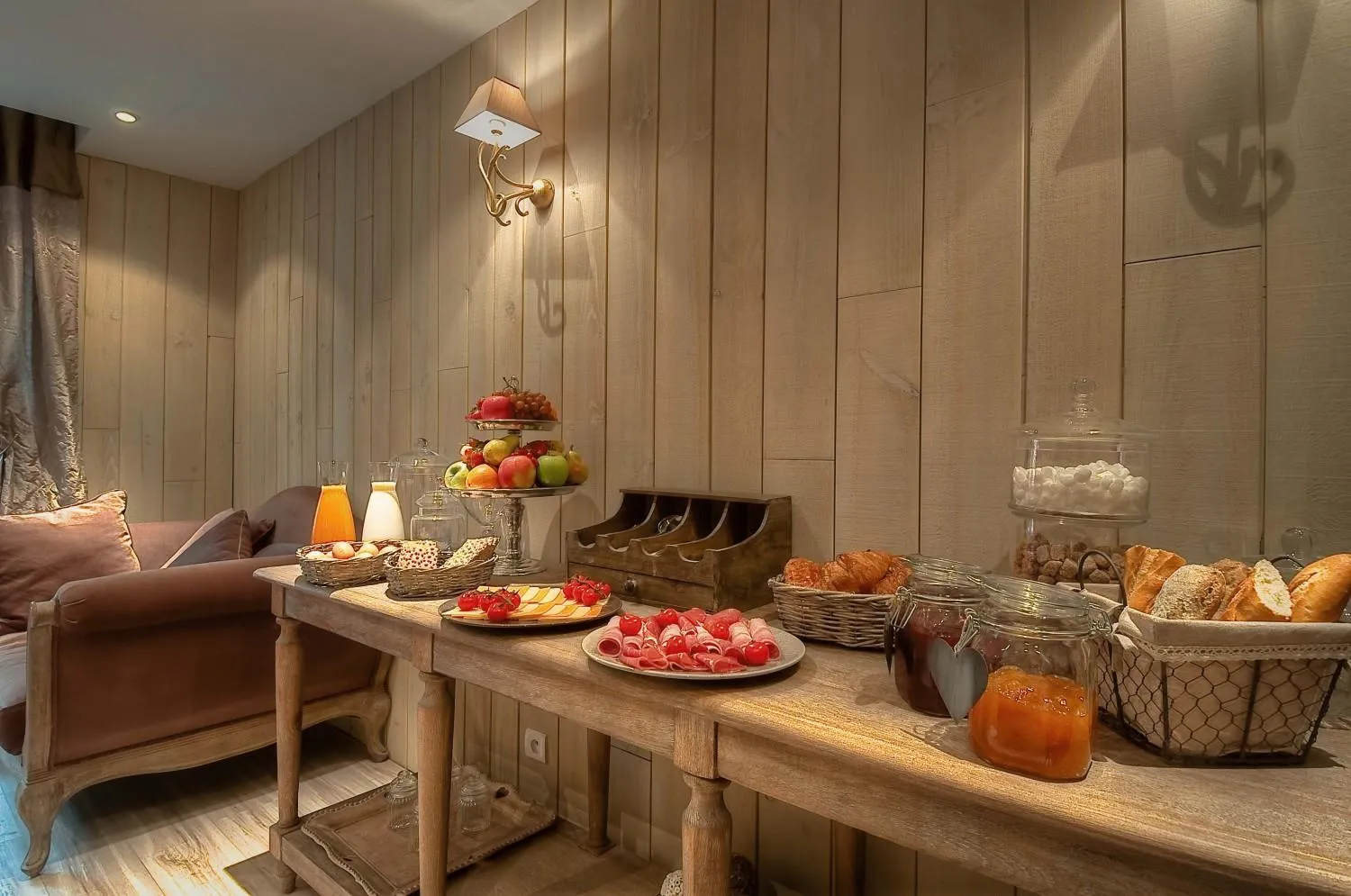 Restaurant/places to eat in Hotel Cluny Square