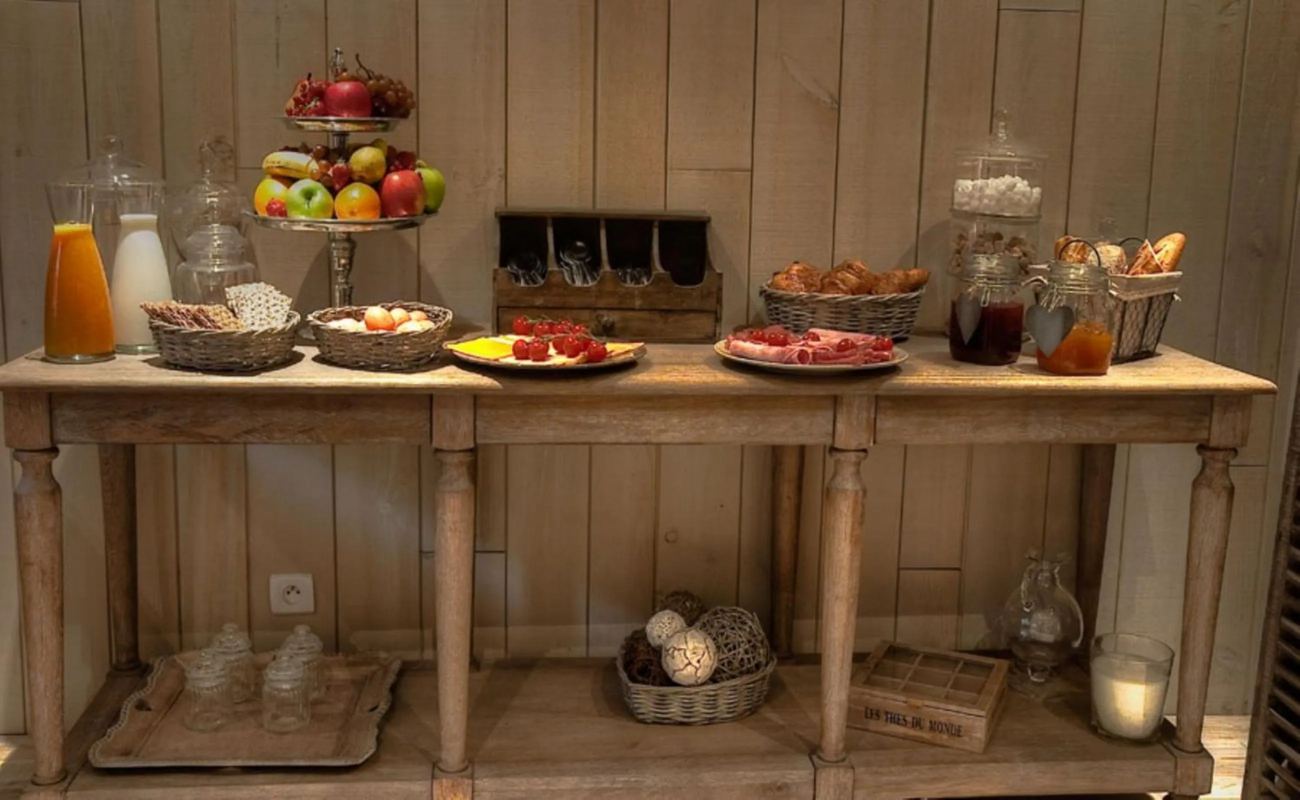 Restaurant/places to eat in Hotel Cluny Square