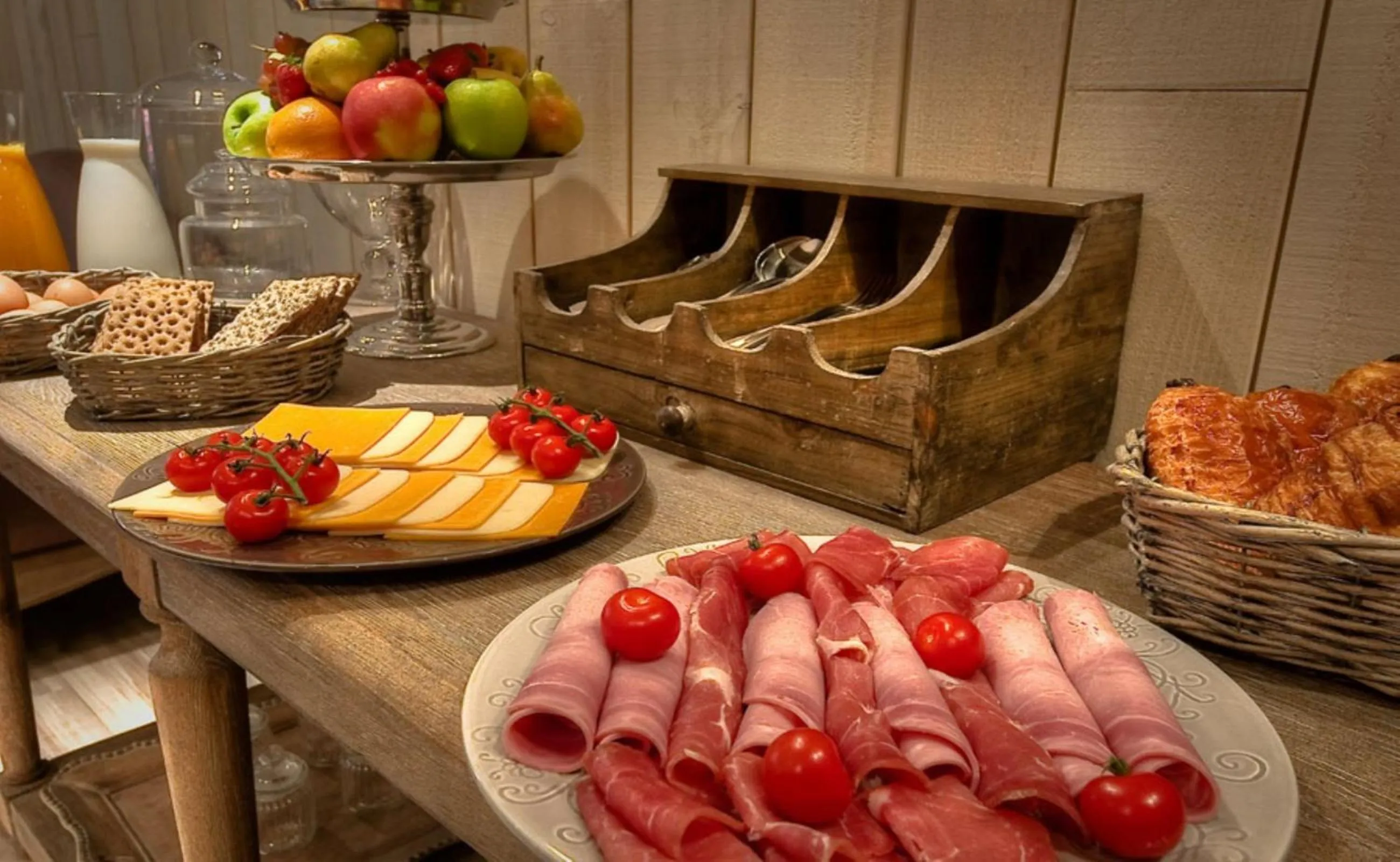 Food and drinks in Hotel Cluny Square