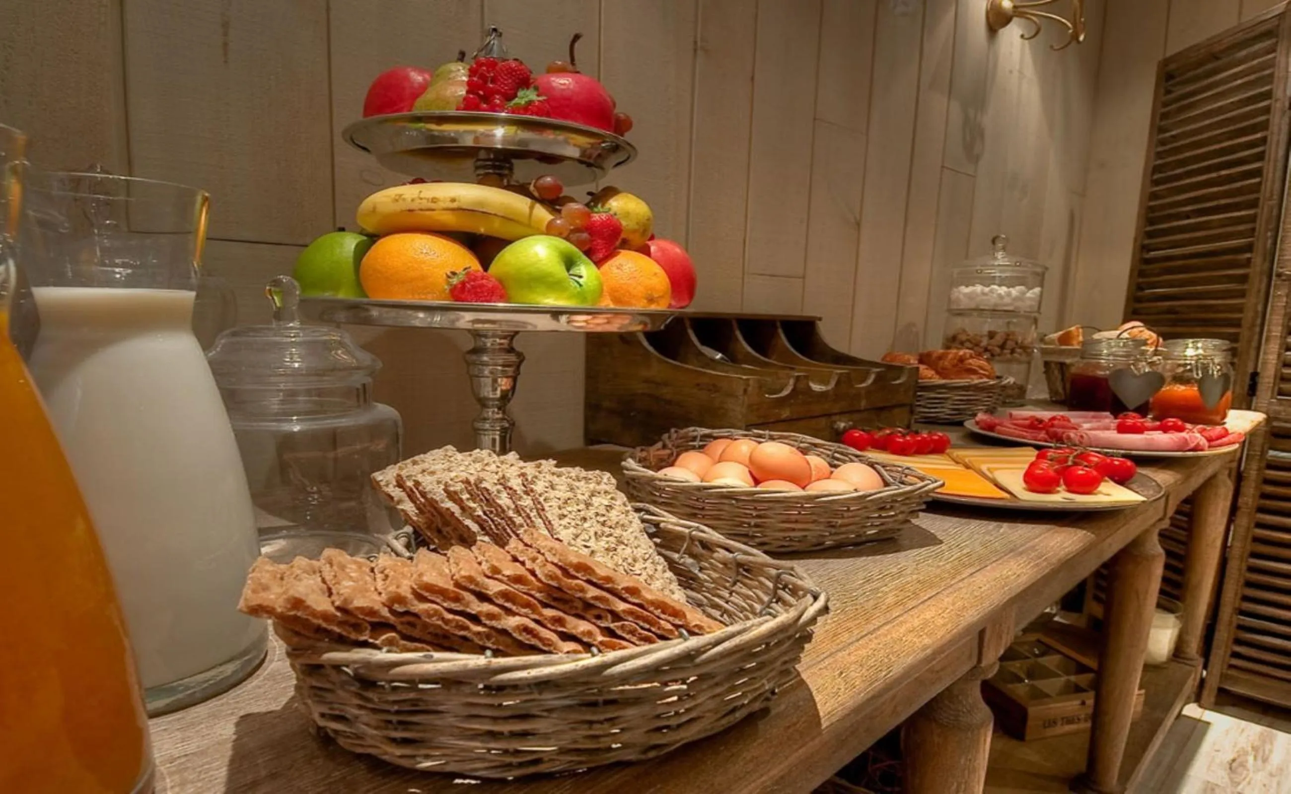 Food and drinks in Hotel Cluny Square