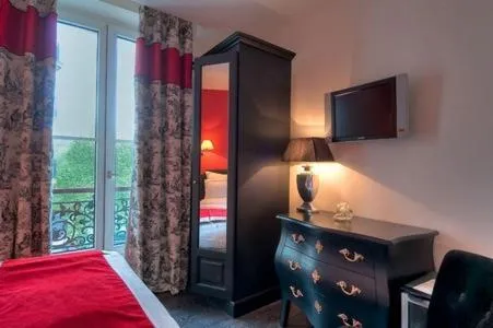 Photo of the whole room, Bed in Hotel Cluny Square