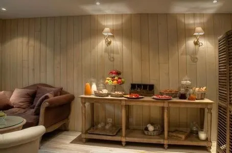 Restaurant/places to eat in Hotel Cluny Square