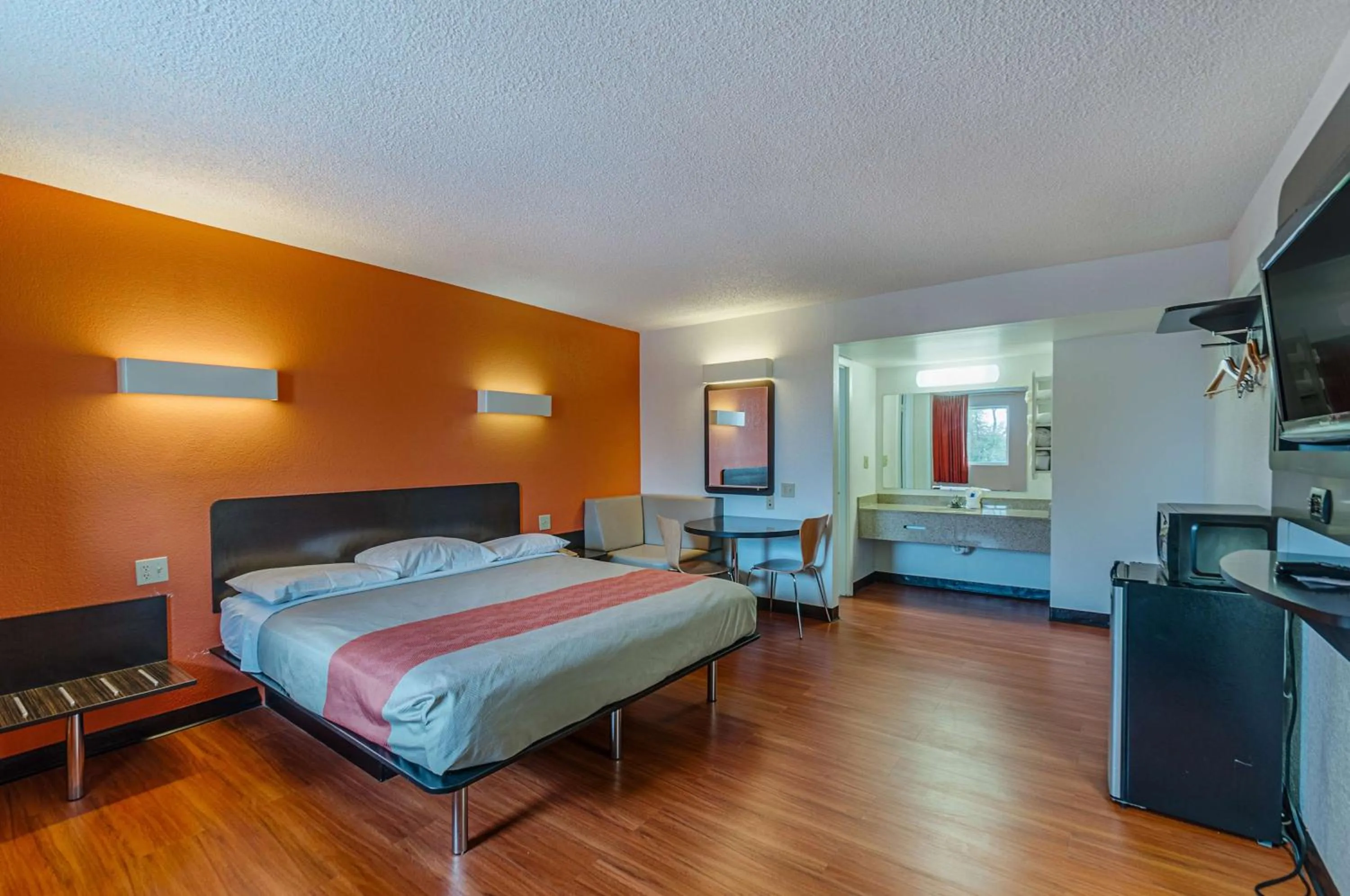 TV and multimedia, Bed in Motel6 Winchester, VA