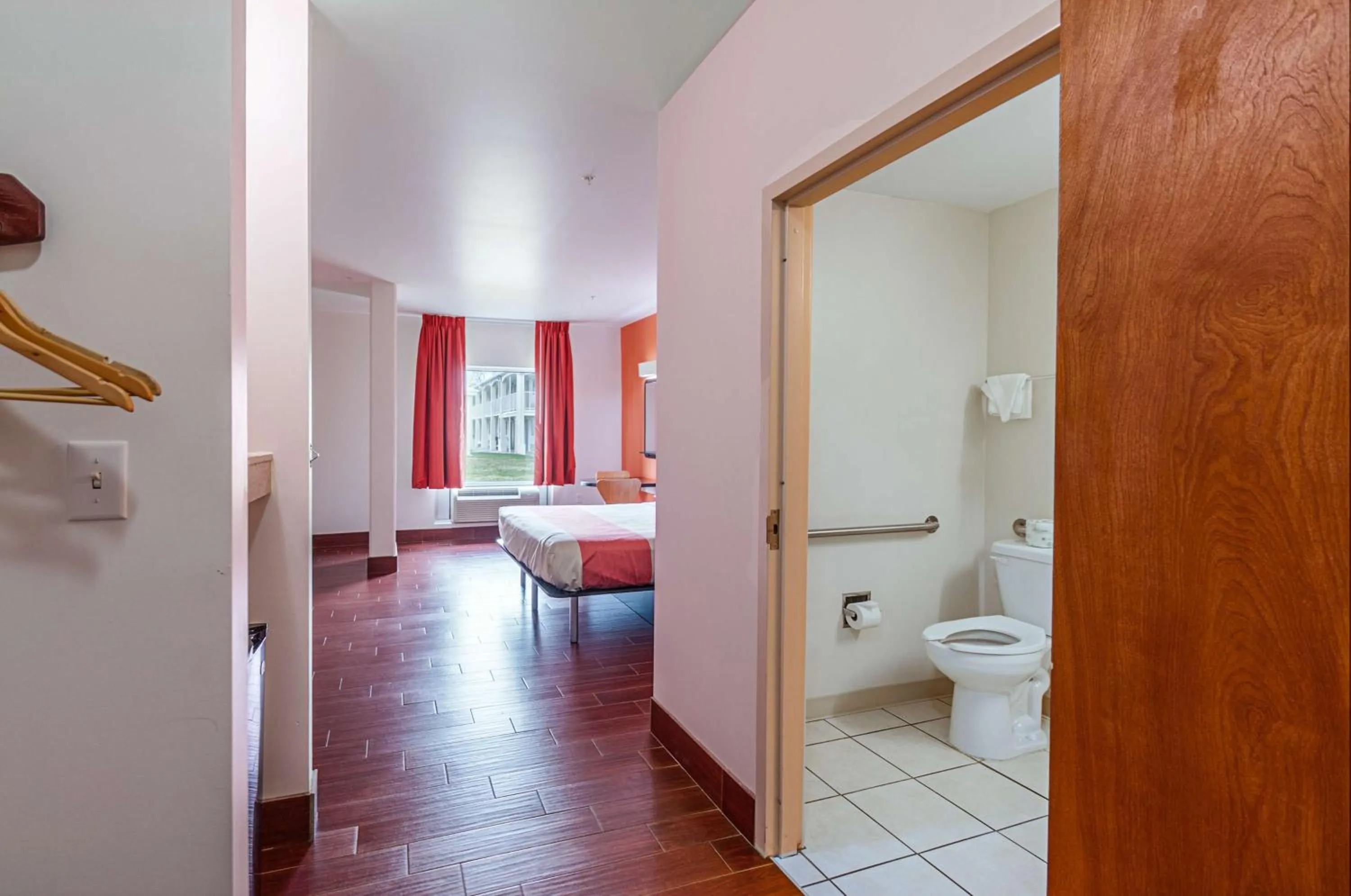 Photo of the whole room, Bed in Motel6 Winchester, VA