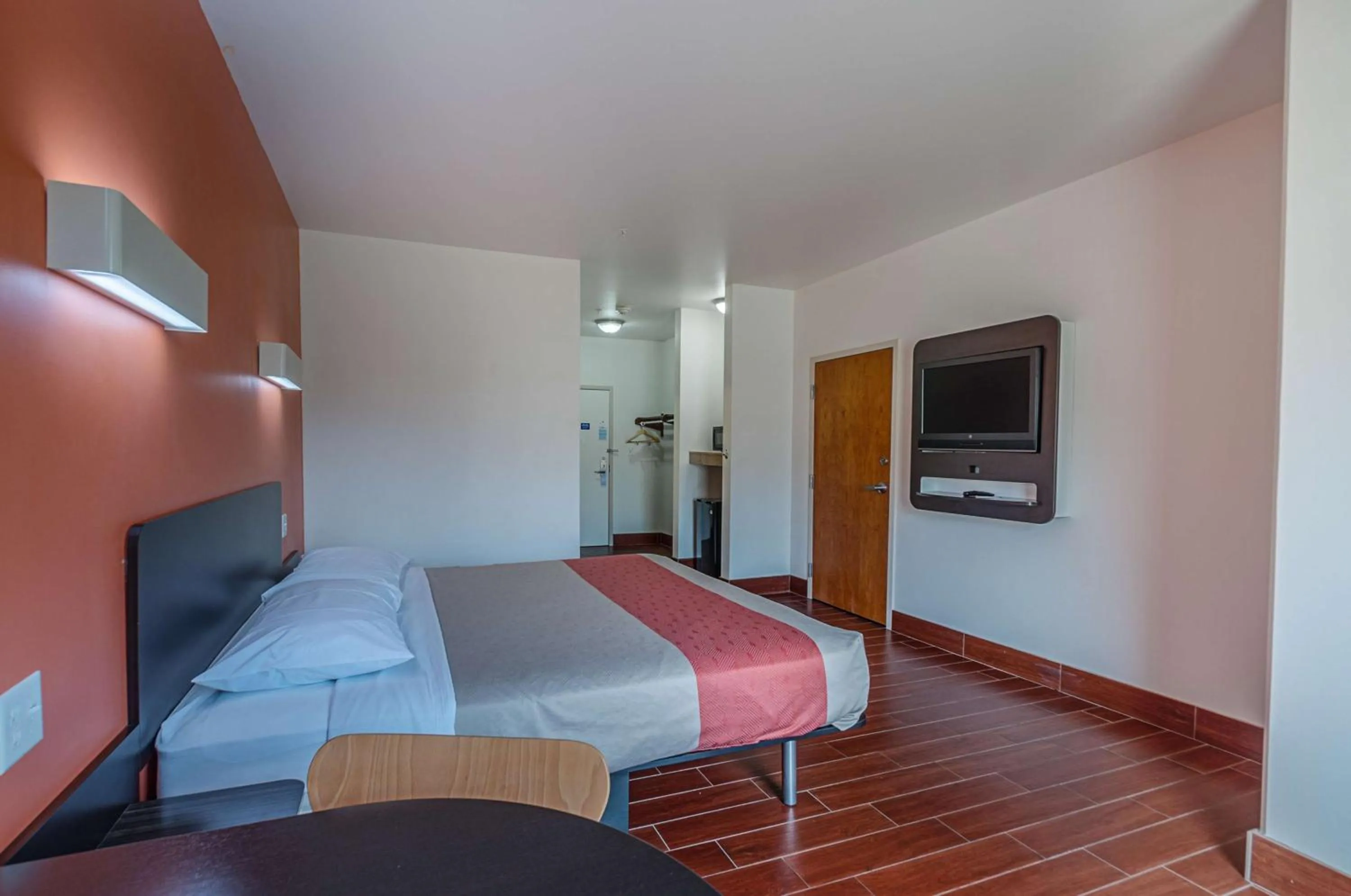 TV and multimedia, Bed in Motel6 Winchester, VA