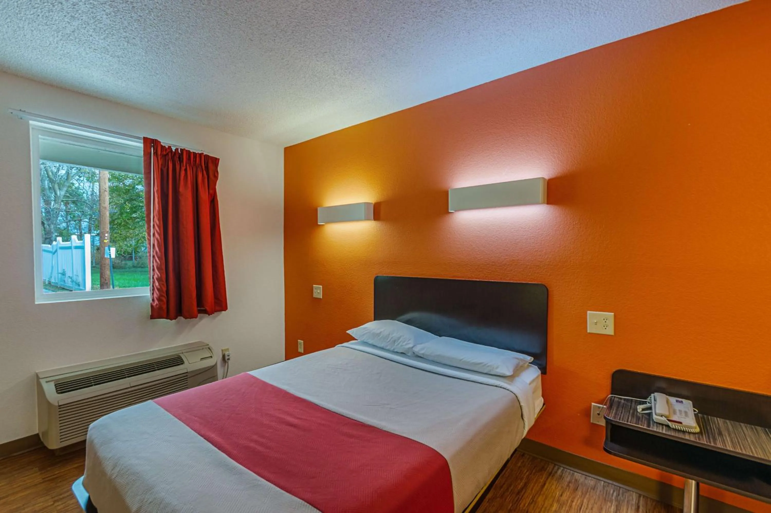 Photo of the whole room, Bed in Motel6 Winchester, VA