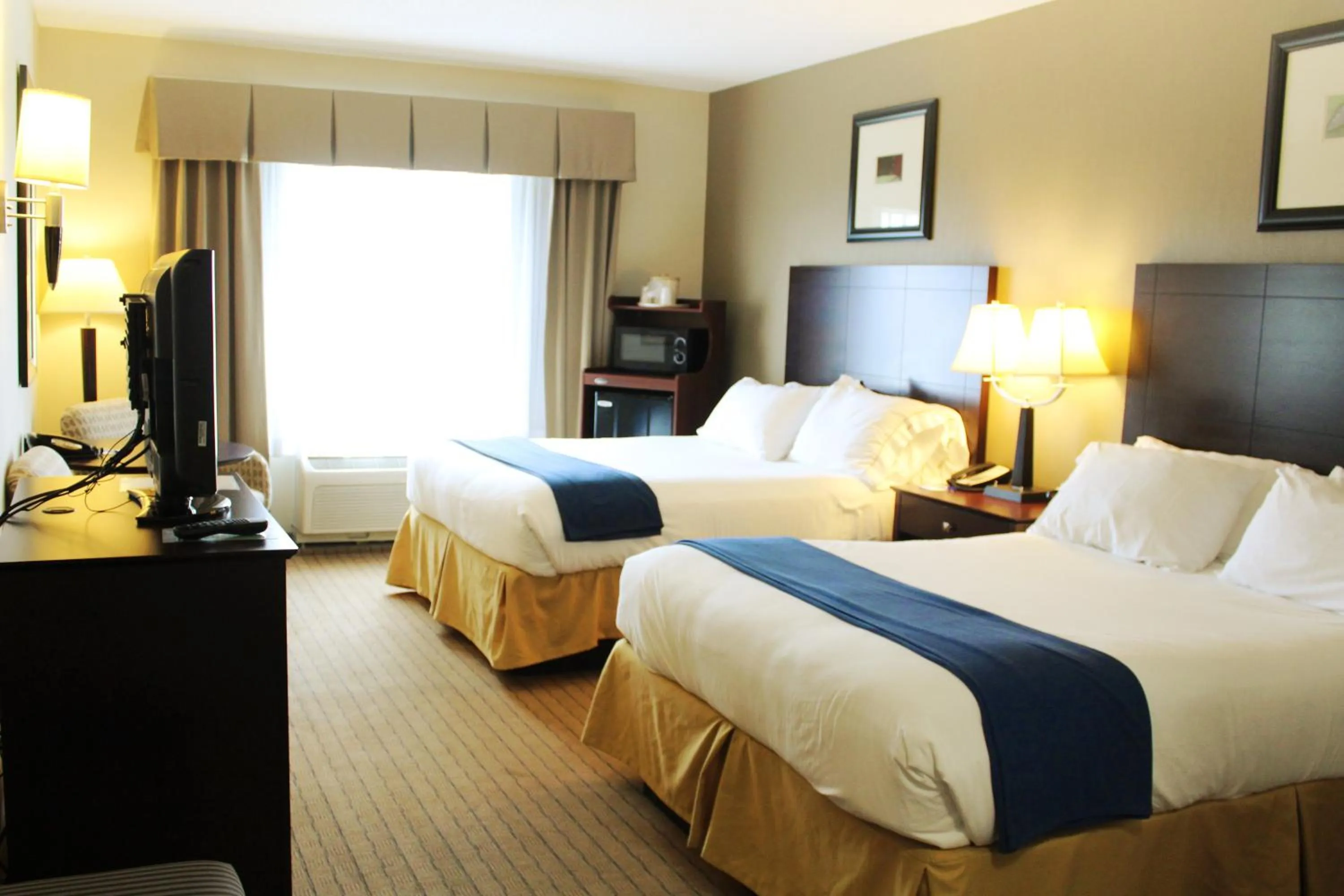 Photo of the whole room, Bed in Holiday Inn Express & Suites Malone by IHG