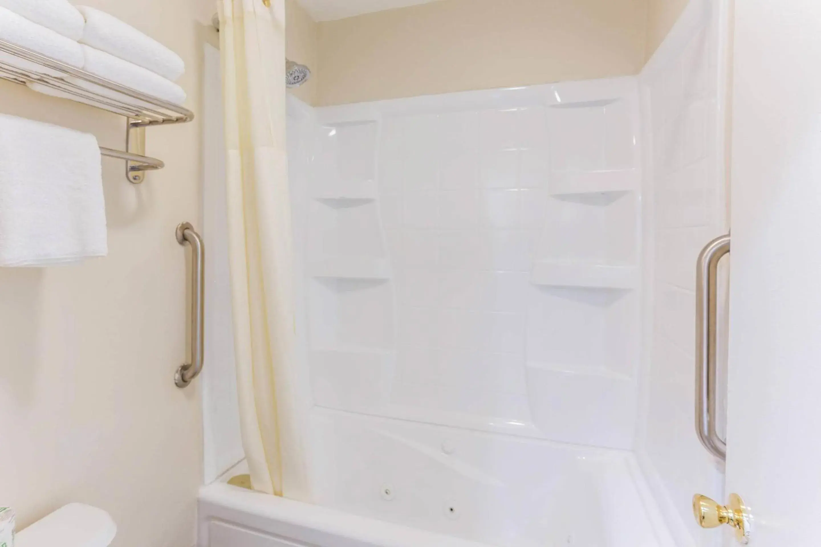 Standard Queen Room with Two Queen Beds - Non-Smoking in Quality Inn Escondido San Diego North County Standard Queen Room with Two Queen Beds - Non-Smoking in Quality Inn Escondido San Diego North County