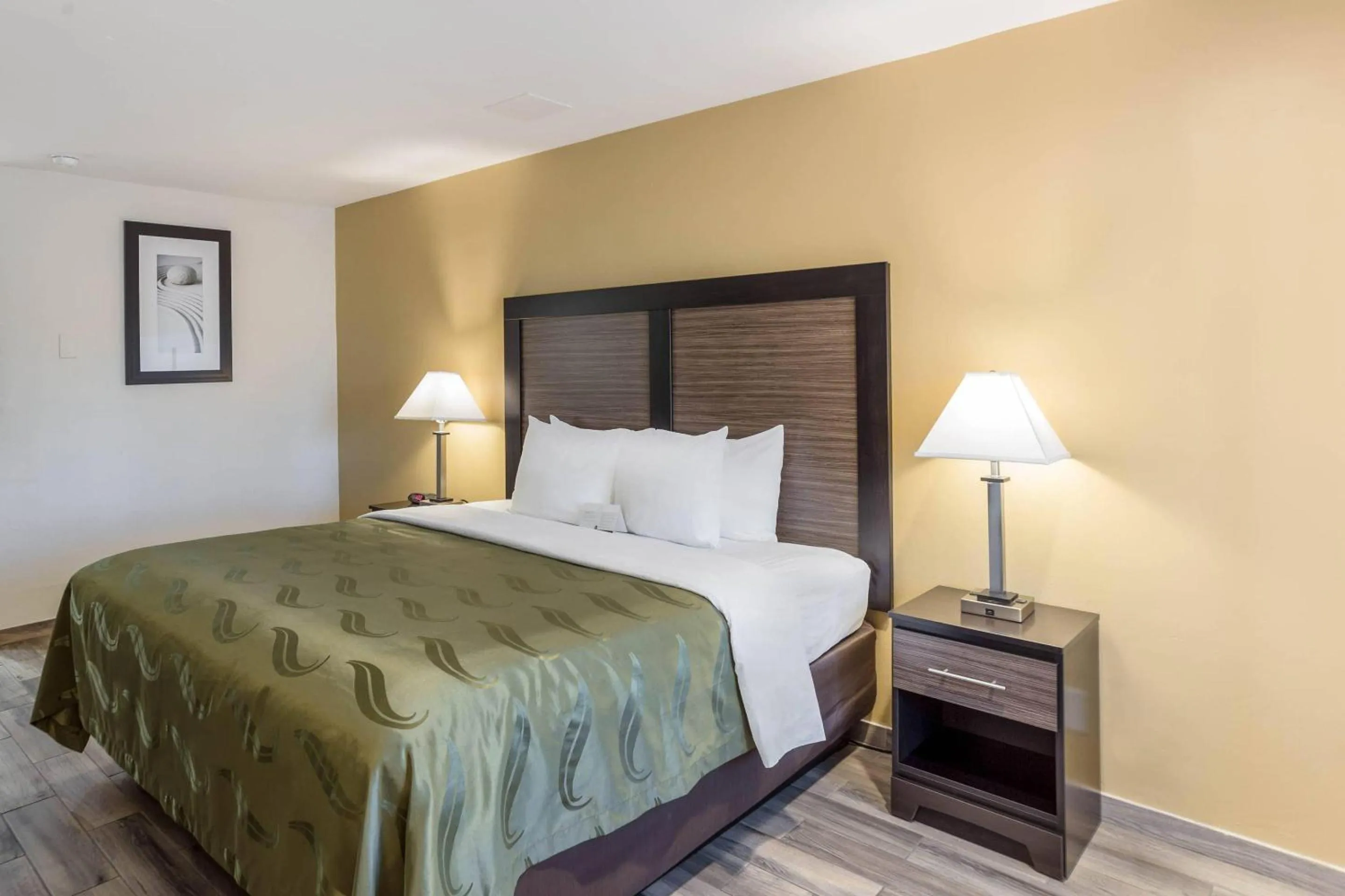 Bedroom, Bed in Quality Inn Escondido San Diego North County