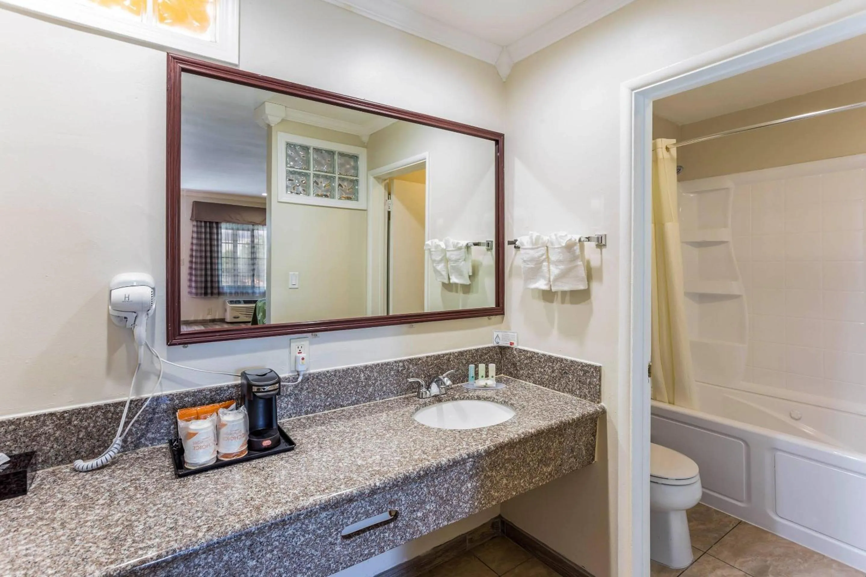 Bedroom in Quality Inn Escondido San Diego North County