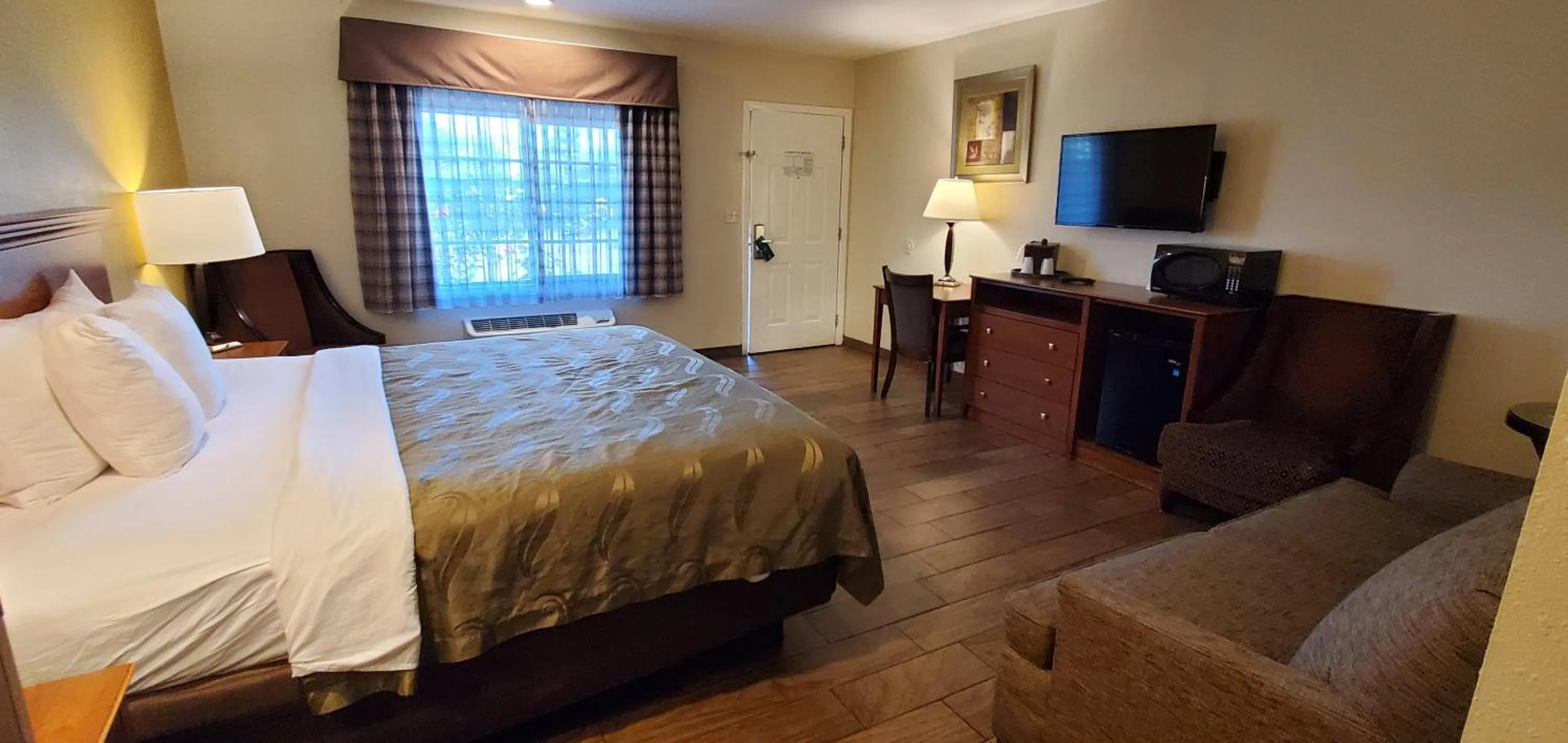 Bed in Quality Inn Escondido San Diego North County