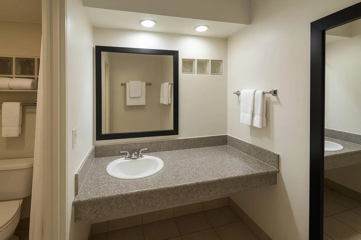 Bedroom in Quality Inn Escondido San Diego North County